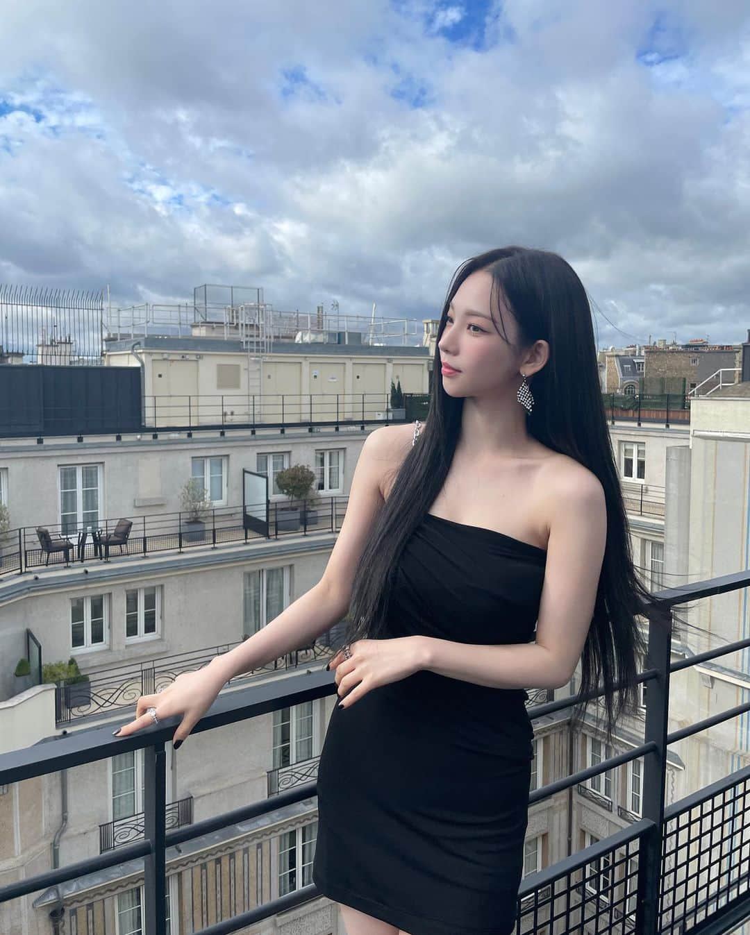 aespaさんのインスタグラム写真 - (aespaInstagram)「Paris 🍷🥖  #aespa #KARINA #aespaPFW」10月4日 21時59分 - aespa_official