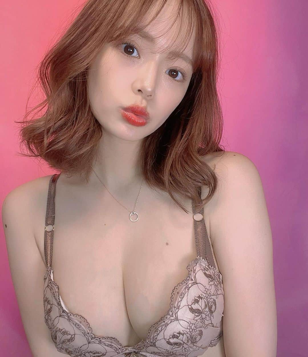 SERINAさんのインスタグラム写真 - (SERINAInstagram)「可愛いブラ着けて 可愛いお洋服着てお出かけすると テンション上がるよね🥀💋  #チュチュアンナ公認インフルエンサーオーディション #チュチュアンナ #tutuanna #運命のブラ #ブラジャー #ショーツ #下着 #秋の新作 #秋コーデ #バストメイク #下着選び #かわいい下着 #ニュアンスカラー」10月4日 22時00分 - necoserina