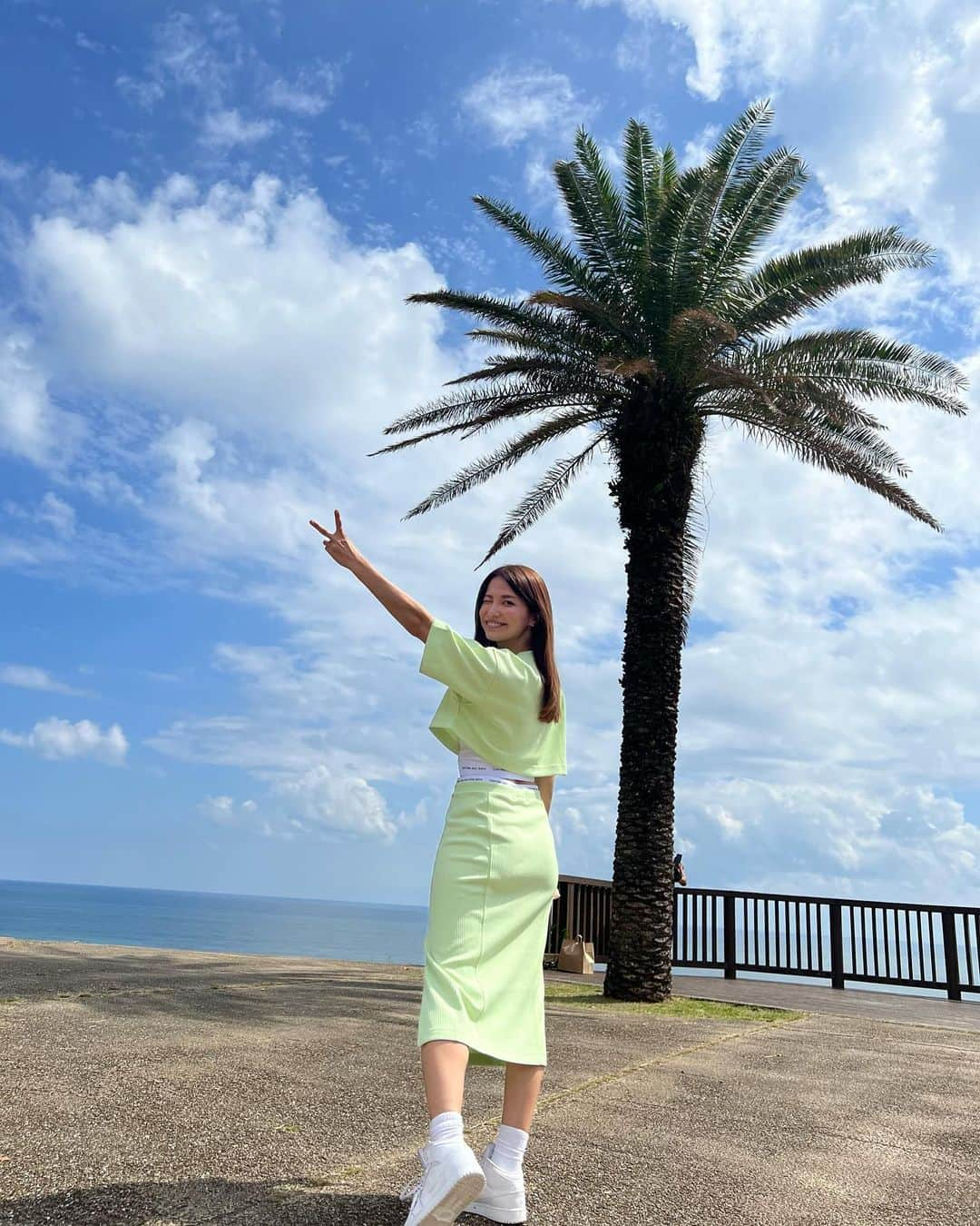 戸田れいさんのインスタグラム写真 - (戸田れいInstagram)「3年ぶりに宮崎にロケに来てるよん🥭  日本のひなた🌞  キレイな海があって、ヤシがあって、アメリカ西海岸にいる気分になれるから本当に大好き🥺🌴✨ 　 明日も頑張ります✌️」10月4日 22時58分 - rei_toda