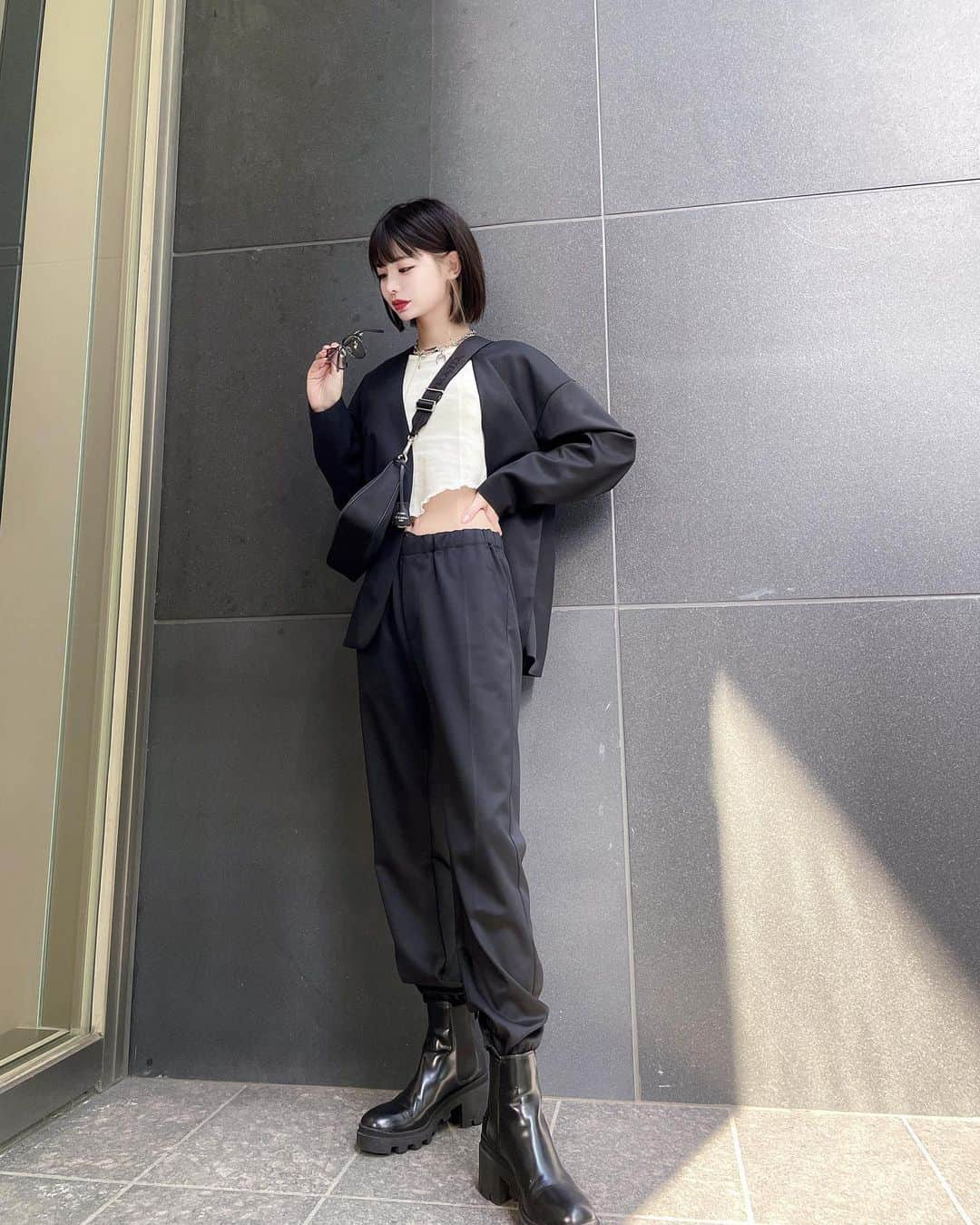 米倉みゆさんのインスタグラム写真 - (米倉みゆInstagram)「髪色変えてから好きなお洋服着れて嬉しいな🖤 . ブーツもそろそろかなーと 衣替えしました👞 . このセットアップ秋冬大活躍しそう～！ サラサラしてて着やすいし、パンツがすーーーんごいラフに履けてお気に入り！·͜· ︎︎ᕷ . 銀座のMaison oneオープンしたばかりで 店舗もすごい綺麗だったー！  他にも気になるジャケット多かったから今後もチェックします😎 . . . . . . . #maison_one #one_styling #fashion #fashionblogger #ootd #model #mode #black #blackandwhite #suit #japanesegirl #cool #prada #gucci #スーツ #セットアップ #ジャケットコーデ #パンツコーデ #腹筋女子 #全身コーデ #モード系女子 #ストリート系女子 #かっこいい女性 #黒髪ボブ #インナーカラー #韓国メイク #自撮り #美男美女 #撮影 #横顔 PR」10月5日 1時06分 - yone__miyu630