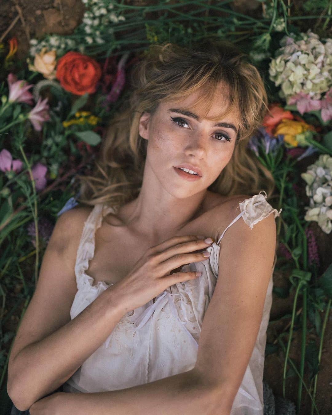 スキ・ウォーターハウスさんのインスタグラム写真 - (スキ・ウォーターハウスInstagram)「A love letter to what once was Nostalgia video, out now  director : @frooozan produced by @bigstylemediahouse dp : @vincebenedict 2nd cam: @robdeboer_  wardrobe & production design : @lucyebowen  hmu : @asitslays pa : @rachel.charny editor : @vincebenedict & @frooozan color : @benmcintire_film  starring : @robdeboer_  lucky the horse & her brilliant wrangler : @horsebackwest grave : @houndswood_farm wild irish flowers : @bloomroombydaphne costume : Angels Costumes UK & @abbeytheatrecostumehire corset : Treadle Treasures catering : @the_catspyjamas_irl lodging : @bigstyle.ie transpo: john jo staunton love letter written by @lucyebowen   big thank you to @bigstyle.ie & @yoga.doshaunadan out in Killadoon  shot on location in county Mayo in the beautiful west of Ireland ❤️」10月5日 1時07分 - sukiwaterhouse