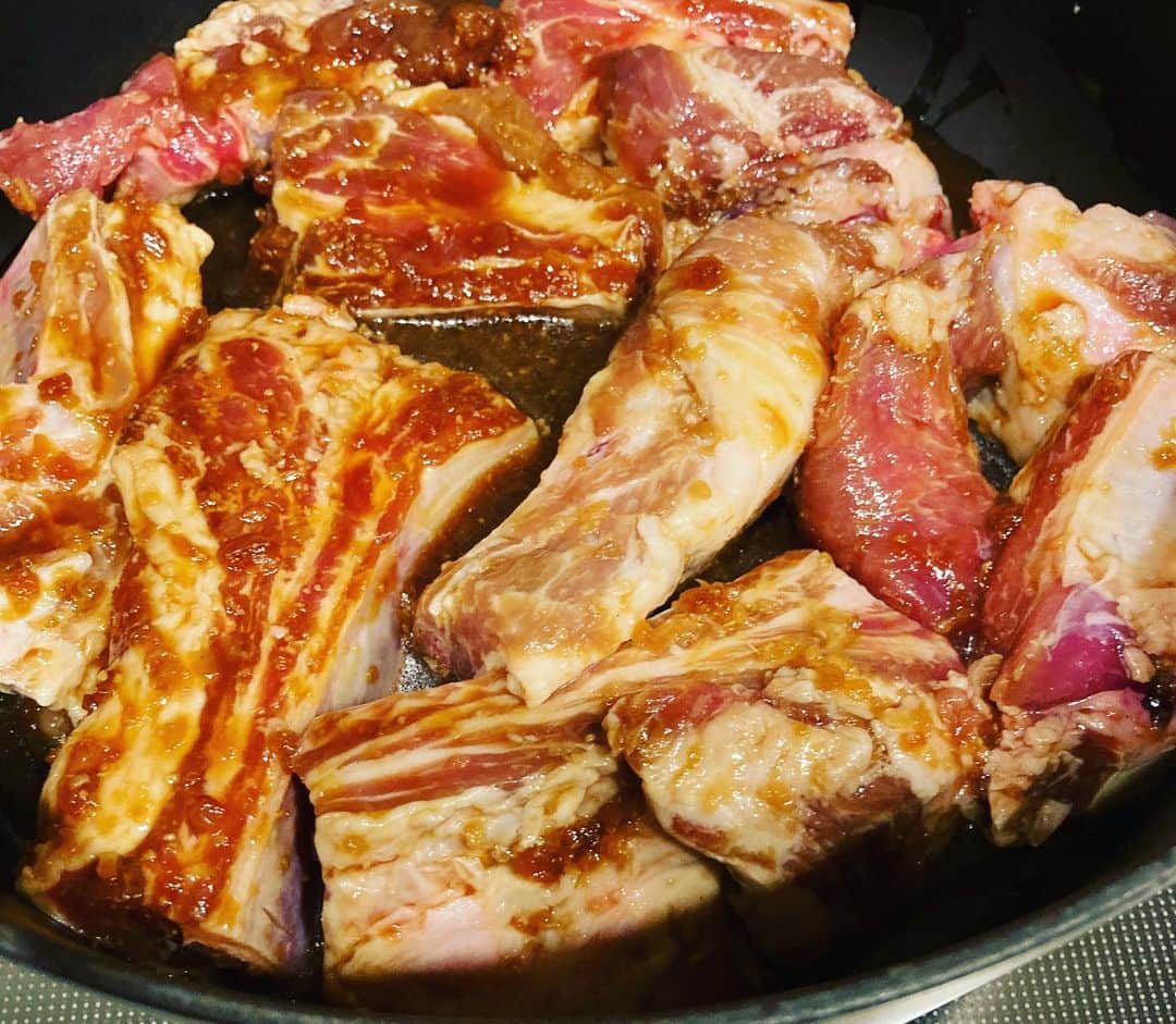 安藤優子さんのインスタグラム写真 - (安藤優子Instagram)「簡単‼️カムジャタン！  お早うございます‼️  日中はまだ暑いのですが、夕刻になるとめっきり秋の風に。  ので、昨晩は自己流カムジャタンにしました。  豚のスペアリブを、余った焼肉のタレ、すりおろしニンニク、生姜、お醤油で漬けておきます。  私は一晩冷蔵庫で放置します。  漬け汁ごとお鍋に入れて、玉ねぎのスライスをのせて火にかけます。  ぐつぐつ煮て灰汁を取ったら、弱めの中火にして、ゆっくり火を入れます。20分くらい煮込んだら、じゃがいもを入れて、じゃがいもが柔らかくなったら出来上がり！  仕上げにニラのざく切りを散らしたり、白胡麻をふっても。  味付けは、韓国の粉末だしのダシダ、唐辛子、お味噌でコクを出しています。  ホロホロになったお肉も美味しいのですが、しっかりと旨味を吸ったじゃがいもがいくらでも食べられる美味しさです。  あればエゴマの葉を散らすと、より本格的なお味に。  そのほかは、タコの鞍馬山椒のカルパッチョ、レタスサラダなどでした。  さっ本日はリンの久しぶりの幼稚園です。  そろそろ起こして行動開始です‼️  みなさま本日も良き一日をお過ごしください。  本日もよろしくお願い致します！  #カムジャタン   #フレンチブルドッグ  #安藤優子」10月5日 6時44分 - yukoando0203