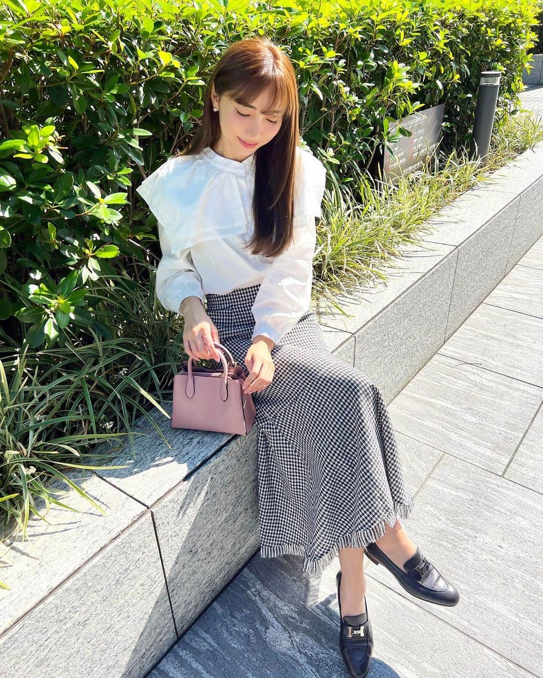 岡部あゆみさんのインスタグラム写真 - (岡部あゆみInstagram)「5days #outfits.📸 ⁡ @fifth_store さんとのセレクト企画で 5コーデお洋服を選ばせて頂きました♡ 靴以外 全てフィフスさんのアイテム✨   ① #ツイードマーメイドスカート ツイード素材が秋らしくマーメイドラインが綺麗 ② #カシュクールニットワンピース 美しいボディラインでデートに最適 授乳中の方も ③ #バックリボンニットドッキングブラウス  後ろのリボンはその日の気分で大きさ調整可能 ④ #ダブルパールボタンボリュームニットカーデ  2連パールがpoint スクエアネックで美デコルテ ⑤ #シャギールーズニット  ふわふわもちもちずっと着ていたくなる肌触り ⁡ 素敵なアイテムがいっぱいでした! 秋服大好き🍁 #フィフス #フィフスタイル #エディットシーン  #fifth #fifthtl #editsheen #outfits #5daysoffashion」10月5日 11時01分 - ayumi_okabe