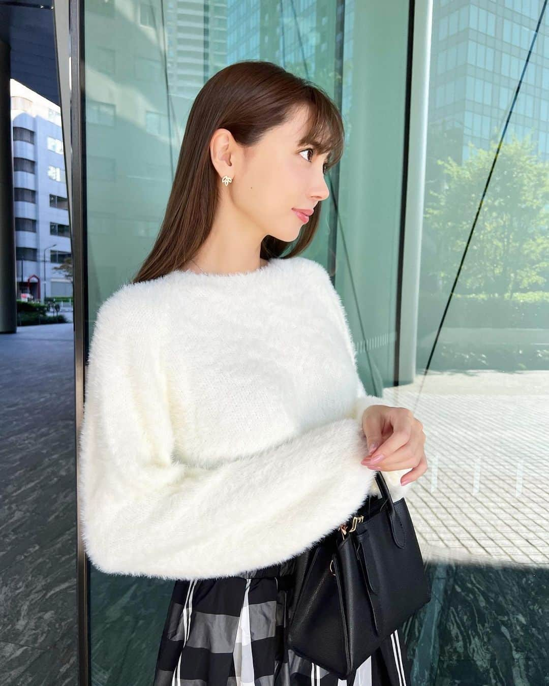 岡部あゆみさんのインスタグラム写真 - (岡部あゆみInstagram)「5days #outfits.📸 ⁡ @fifth_store さんとのセレクト企画で 5コーデお洋服を選ばせて頂きました♡ 靴以外 全てフィフスさんのアイテム✨   ① #ツイードマーメイドスカート ツイード素材が秋らしくマーメイドラインが綺麗 ② #カシュクールニットワンピース 美しいボディラインでデートに最適 授乳中の方も ③ #バックリボンニットドッキングブラウス  後ろのリボンはその日の気分で大きさ調整可能 ④ #ダブルパールボタンボリュームニットカーデ  2連パールがpoint スクエアネックで美デコルテ ⑤ #シャギールーズニット  ふわふわもちもちずっと着ていたくなる肌触り ⁡ 素敵なアイテムがいっぱいでした! 秋服大好き🍁 #フィフス #フィフスタイル #エディットシーン  #fifth #fifthtl #editsheen #outfits #5daysoffashion」10月5日 11時01分 - ayumi_okabe