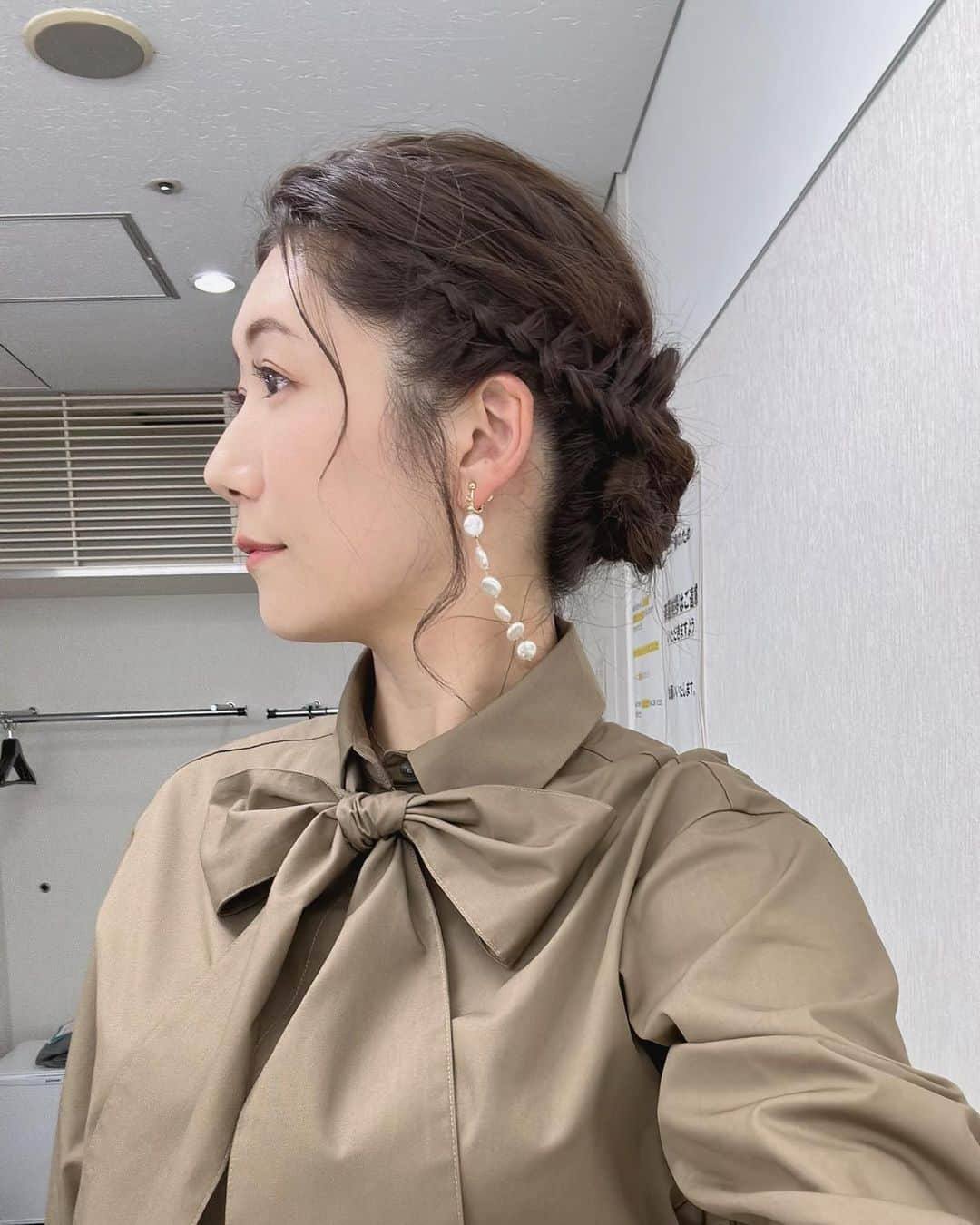 穂川果音さんのインスタグラム写真 - (穂川果音Instagram)「hair style  アップヘアです😊  #hairstyle #hairarrange #アップヘア　#アベプラ　#abematv #アップスタイル　#イヤリング　#earrings   #穂川果音  #気象予報士　#下めアップ  #綺麗めアレンジ 　#まとめ髪　#お天気キャスター #前髪アレンジ　#編み込みアップヘア #編み込みアレンジ　#weatherforecast」10月5日 12時05分 - hokawakanonn