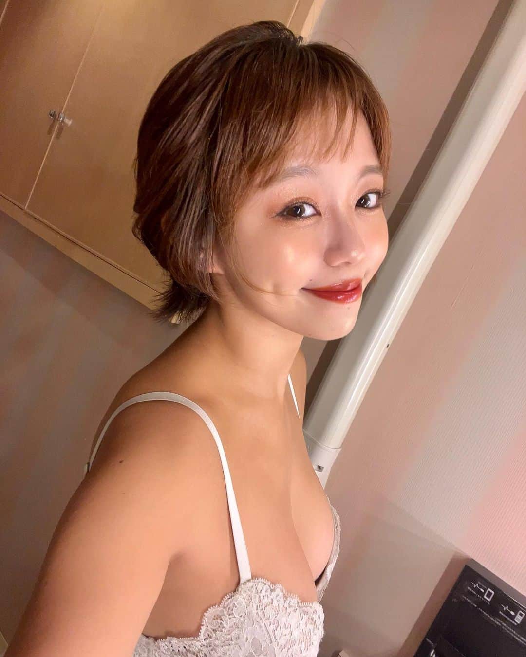 亜矢みつき（神谷充希）さんのインスタグラム写真 - (亜矢みつき（神谷充希）Instagram)「😏💋 ながし目、、🤩 #makeup #lingerie」10月5日 16時28分 - ma.yamitsuki