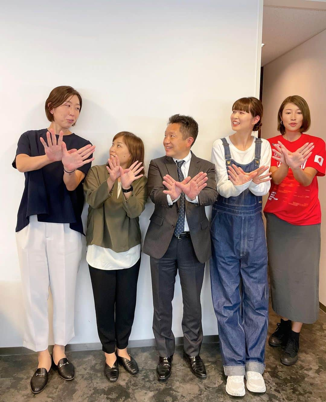 狩野舞子さんのインスタグラム写真 - (狩野舞子Instagram)「・ みんなでキズナポーズ👐 1枚目が最終的に決まった1枚なのですが、2.3.4枚目 どんな会話があったか当ててみてください😎👐  それにしてもみんないい顔☺️💓 ・ #世界バレー2022 #ツナゲキズナ #キズナポーズ #初田啓介 アナウンサー #竹下佳江  #荒木絵里香 #木村沙織 #狩野舞子」10月5日 17時22分 - kanochan715