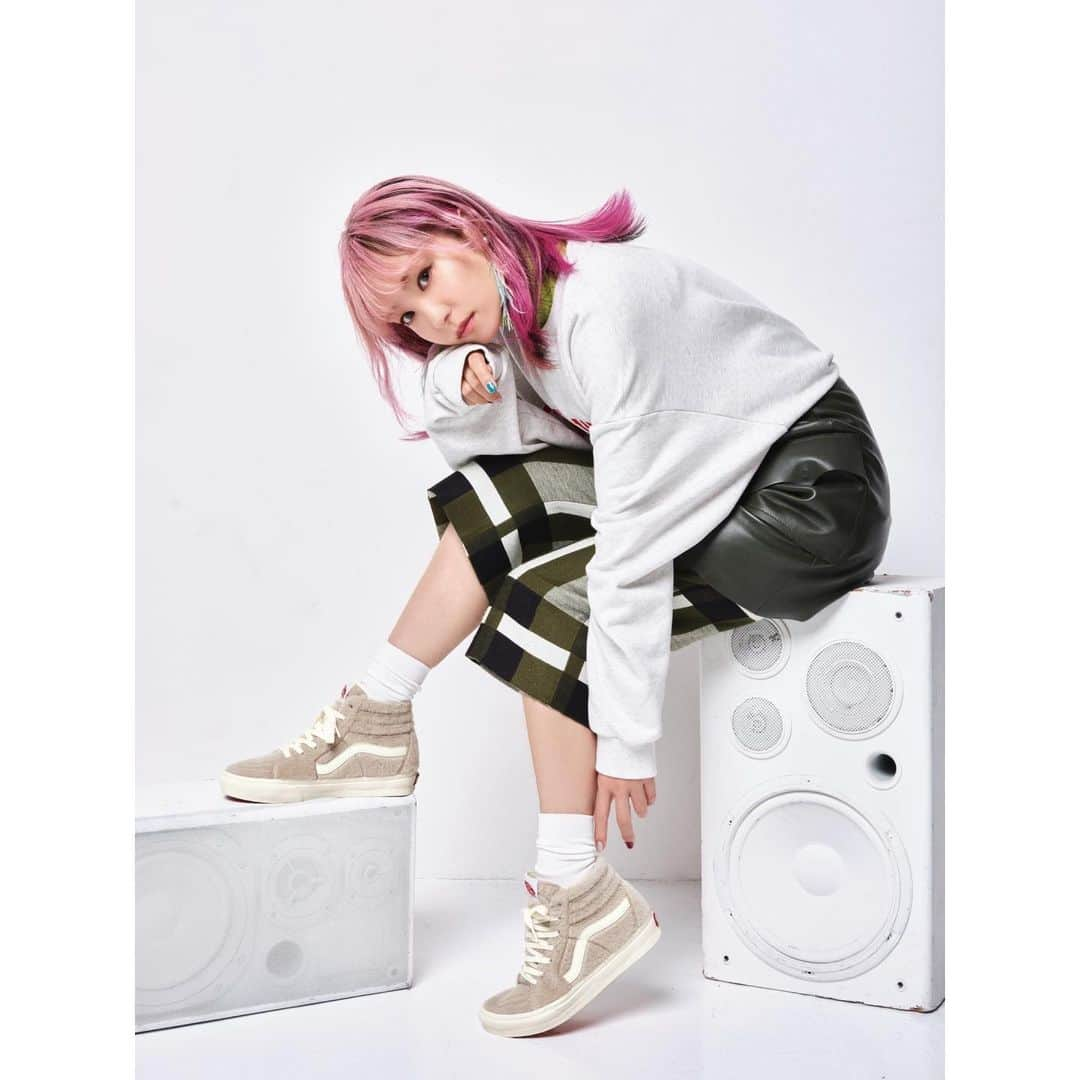 LiSAさんのインスタグラム写真 - (LiSAInstagram)「「VANS GIRLS COLLECTION」モデルをさせていただきましたっ👟👟 明日からABC-MARTさんで、「REMIX PACK・HAIRY PACK」フェアが開催です🙆‍♀️❁ ROY -reflect overjoy-とコラボの、ロイチェック靴紐もゲットしてね☻♡ リュックサック持って〜VANSでギター鳴らし〜🎸 https://www.abc-mart.net/shop/pages/vans-girls-lisa.aspx #VANS #ABCMART #オソロイ #土曜日のわたしたちは @abc_mart_japan  @vansjapan  @royreflectoverjoy.official」10月5日 18時12分 - xlisa_olivex