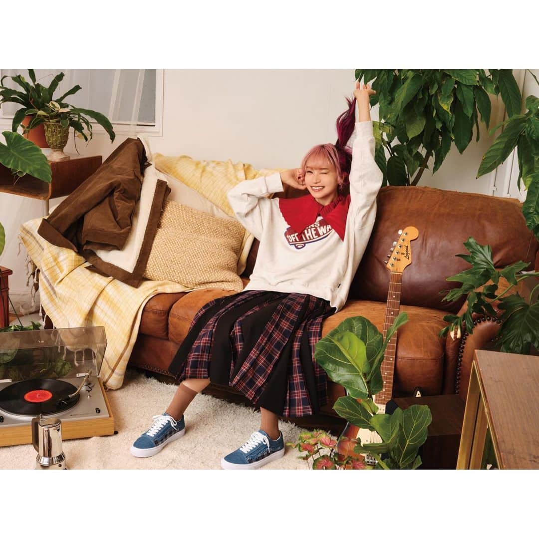 LiSAさんのインスタグラム写真 - (LiSAInstagram)「「VANS GIRLS COLLECTION」モデルをさせていただきましたっ👟👟 明日からABC-MARTさんで、「REMIX PACK・HAIRY PACK」フェアが開催です🙆‍♀️❁ ROY -reflect overjoy-とコラボの、ロイチェック靴紐もゲットしてね☻♡ リュックサック持って〜VANSでギター鳴らし〜🎸 https://www.abc-mart.net/shop/pages/vans-girls-lisa.aspx #VANS #ABCMART #オソロイ #土曜日のわたしたちは @abc_mart_japan  @vansjapan  @royreflectoverjoy.official」10月5日 18時12分 - xlisa_olivex