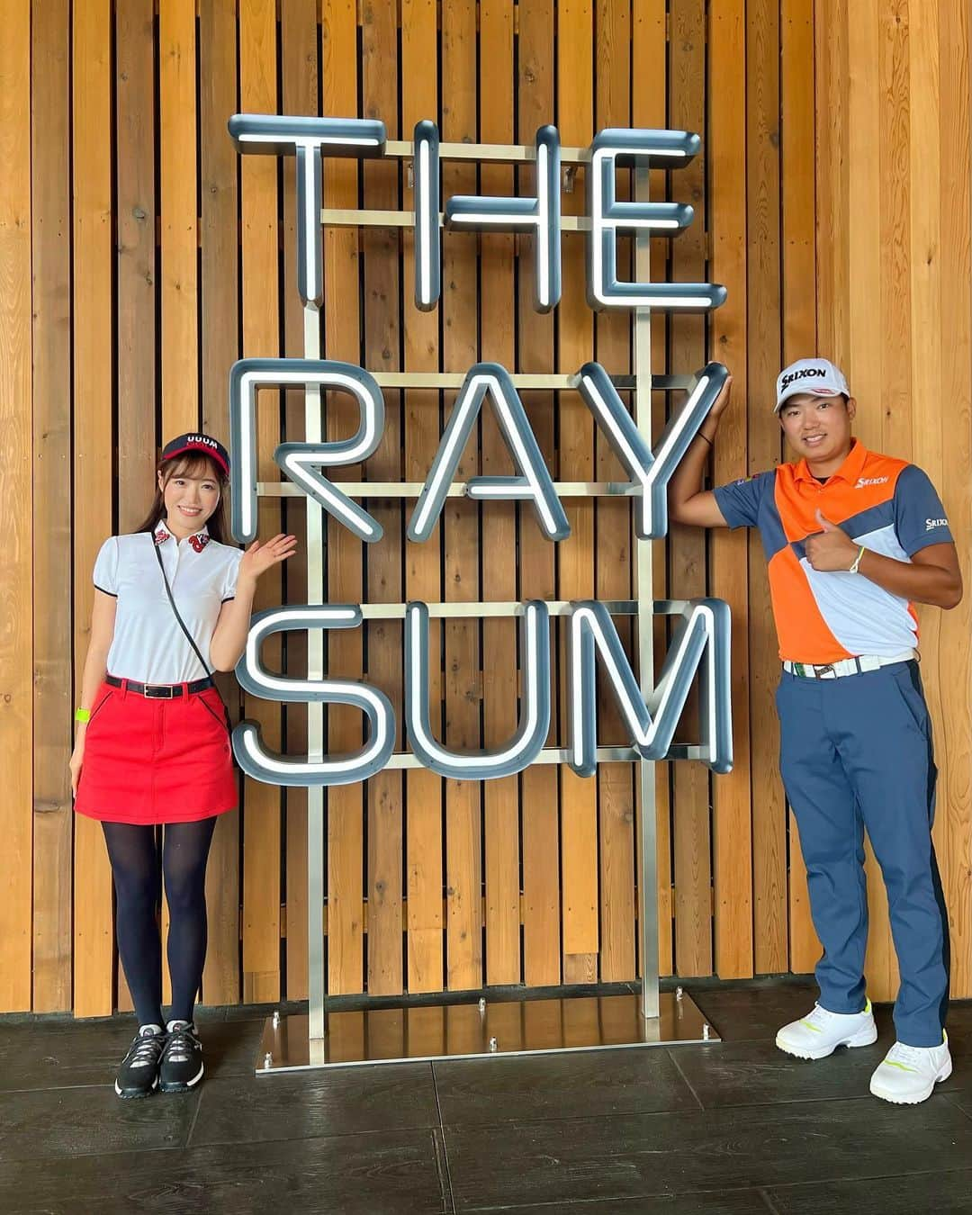 高橋としみさんのインスタグラム写真 - (高橋としみInstagram)「今日は　@the_raysum から 明日から始まる新しい男子ツアーのレポートを uuum golfの生配信お届けしました⛳️  なんと、特別キャンペーンで！！ uuum golfを見たと伝えると、、、 😳😳😳😳😳😳😳😳😳😳😳 アーカイブ残ってますので、ぜひ見たください⛳️ 注目選手にもインタビューしております。  写真はお久しぶりの出水田プロ 気さくで面白くて大注目選手の1人です☺️  2枚目は進藤さん　@daisukeshindo  明日からAbemaの解説です。 行けない方はAbema見てください⛳️⛳️⛳️  3枚目は7人の小人になった気分で😊  #ゴルフ#ゴルフ女子#uuumgolf」10月5日 18時39分 - toshimi_1002