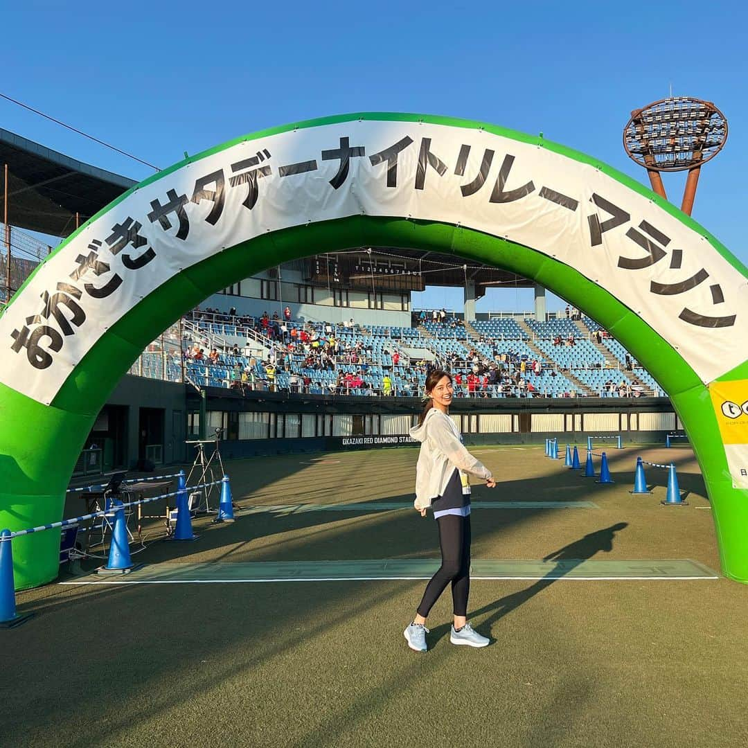 間瀬遥花さんのインスタグラム写真 - (間瀬遥花Instagram)「. 先日愛知県岡崎市で行われた、「おかざきサタデーナイトリレーマラソン」に大会ゲストとしてお招きいただき、 更に東レチームの一員として参加してきました！🌈 . . 走る時に着たのは、「ソーム(総務)ランナーズ feat.間瀬遥花」のオリジナルTシャツと、東レ素材のウエア！ すごく軽くて伸縮性抜群のウエアのおかげで、 普段全く走ることに慣れてない私でもなんとか無事戻って来られました🏃🏼‍♀️2km 12分かかったけど🤣 . 高校時代は陸上部の長距離マネージャーだったので、 こんな大規模なランニング大会の空気やチームで励まし合う感覚を久しぶりに味わえて楽しいイベントになりました🙌🏻 . . 何より、みんな怪我なく終われて本当によかった！ . . . #おかざきサタデーナイトリレーマラソン #岡崎 #岡崎市 #リレーマラソン #マラソン #マラソン大会 #東レ #東レキャンペーンガール #toray」10月5日 18時55分 - maseharu_929