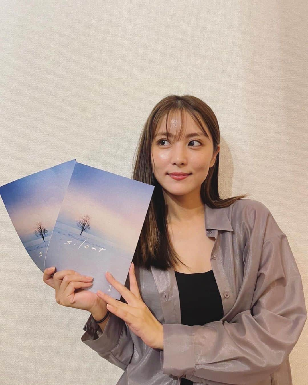 石川恋さんのインスタグラム写真 - (石川恋Instagram)「フジテレビ系新木10ドラマ「#silent」 佐倉家の長女 井草華役で出演します。 脚本、スタッフさん、キャストさん、音楽、、 どれを取っても素敵が溢れていて、それが集まって 創り上げられている、とても美しい作品です。 明日10月6日(木)夜10時スタート！ どうか多くの人の心に届きますように❄️」10月5日 19時21分 - ren_ishikawa