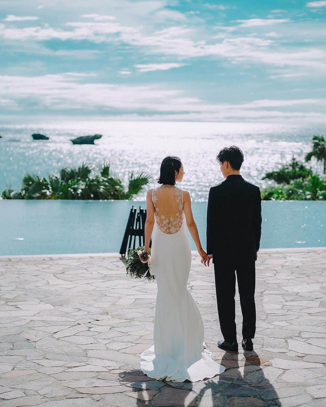 松山かなこさんのインスタグラム写真 - (松山かなこInstagram)「結婚して今日で1年🕊💍  今更な結婚式投稿ですが思い出に...🤍 @amsaleのドレスは一目惚れ🤍  #wedding #weddingdress #amsale #結婚式 #ウェディングドレス」10月5日 19時23分 - kanakonaimen