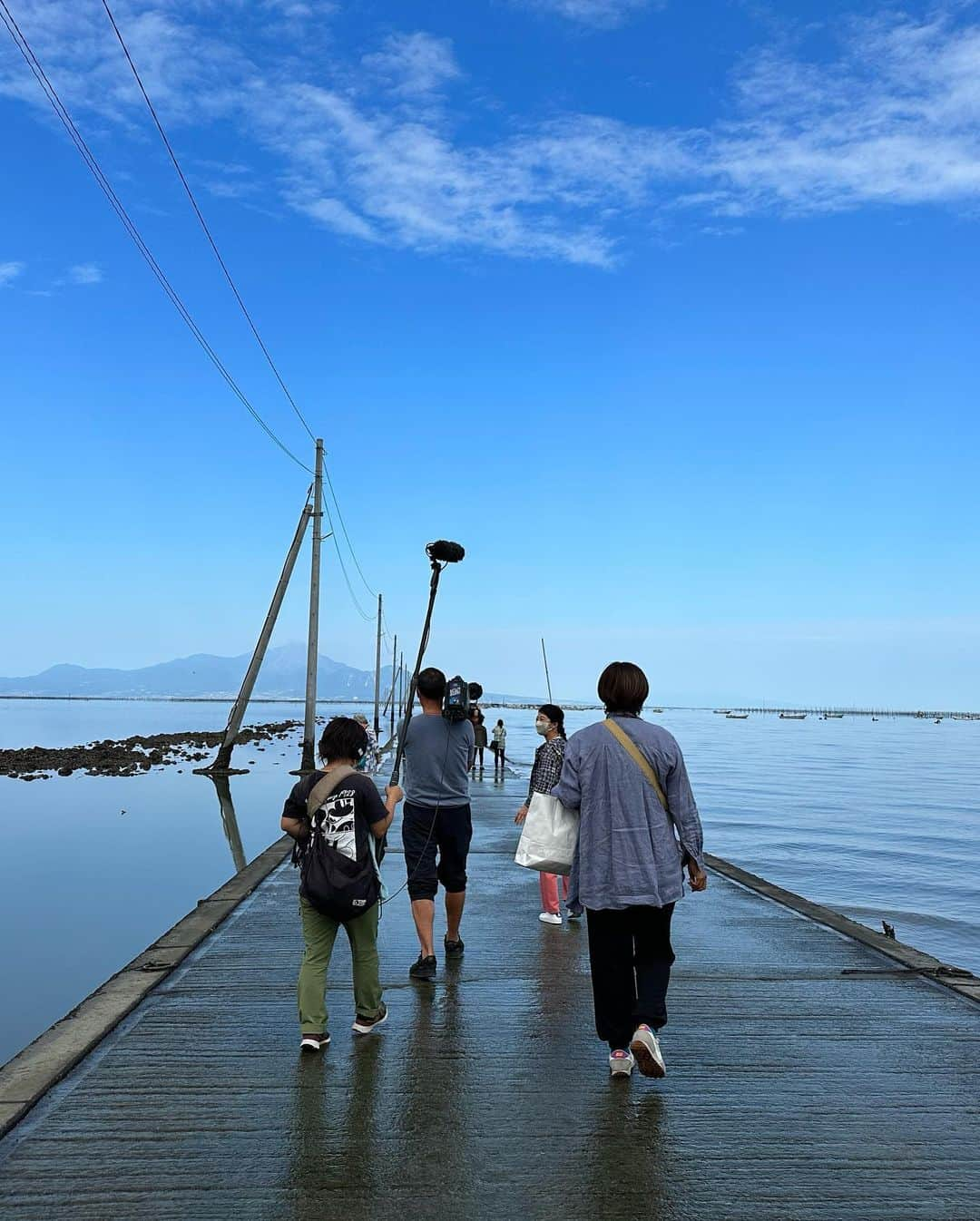 宮崎美子さんのインスタグラム写真 - (宮崎美子Instagram)「皆さん、こんばんは。  今、熊本地域で放送中のRKK『週刊山崎くん』は、私、宇土半島に行ってきましたよ。  まずはこちら、ワンピースのジンベエ像から。 そして、何かの畑… そして、白壁のステキな町へと旅しております。  こちらは、明日以降、全国の皆様にもご覧いただけます。 是非是非、皆さま、TVerで見て下さいね。  #週刊山崎くん #rkk #熊本放送 #宇土市 #宇土半島 #ワンピース #ワンピース像 #ジンベエ #tver」10月5日 19時31分 - miyazakiyoshiko.official