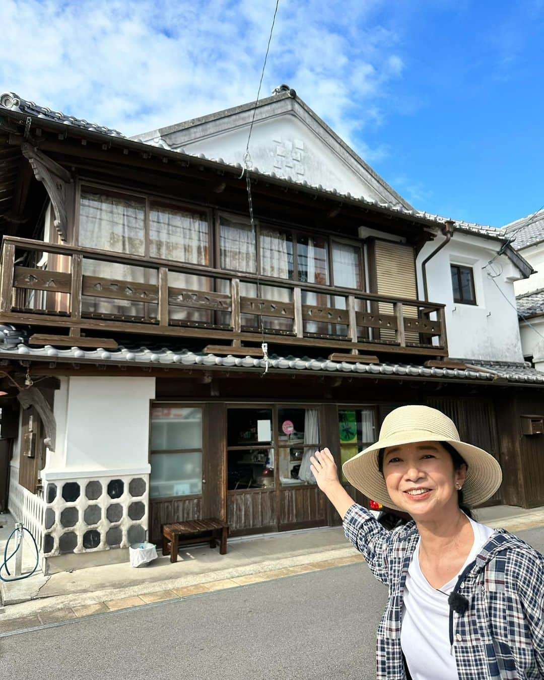 宮崎美子さんのインスタグラム写真 - (宮崎美子Instagram)「皆さん、こんばんは。  今、熊本地域で放送中のRKK『週刊山崎くん』は、私、宇土半島に行ってきましたよ。  まずはこちら、ワンピースのジンベエ像から。 そして、何かの畑… そして、白壁のステキな町へと旅しております。  こちらは、明日以降、全国の皆様にもご覧いただけます。 是非是非、皆さま、TVerで見て下さいね。  #週刊山崎くん #rkk #熊本放送 #宇土市 #宇土半島 #ワンピース #ワンピース像 #ジンベエ #tver」10月5日 19時31分 - miyazakiyoshiko.official