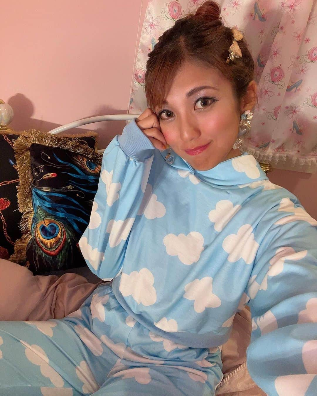 神谷麻美さんのインスタグラム写真 - (神谷麻美Instagram)「#もくもく 💖☁️💖☁️💖✨  #くも かわいいっ☁️☁️☁️☁️☁️☁️💖✨」10月5日 20時50分 - asamice428