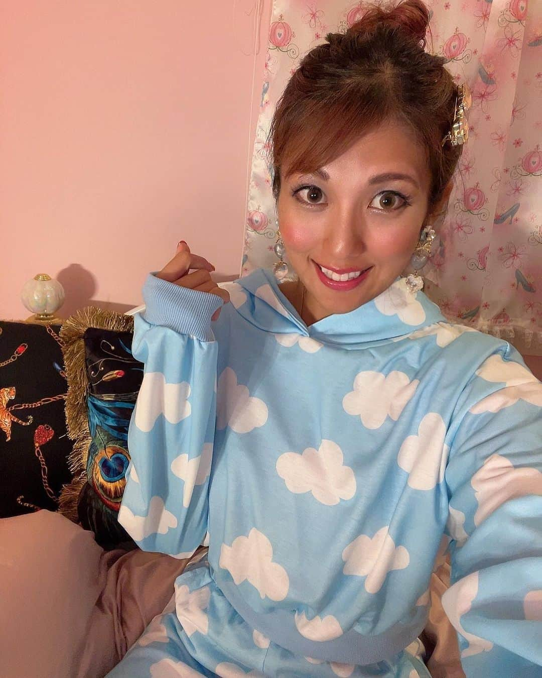 神谷麻美さんのインスタグラム写真 - (神谷麻美Instagram)「#もくもく 💖☁️💖☁️💖✨  #くも かわいいっ☁️☁️☁️☁️☁️☁️💖✨」10月5日 20時50分 - asamice428