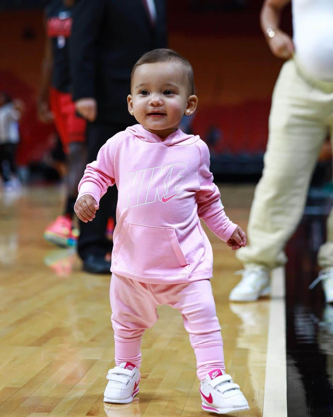 Katya Elise Henryさんのインスタグラム写真 - (Katya Elise HenryInstagram)「Dada’s first preseason game 🏀🤍」10月5日 20時52分 - katyaelisehenry