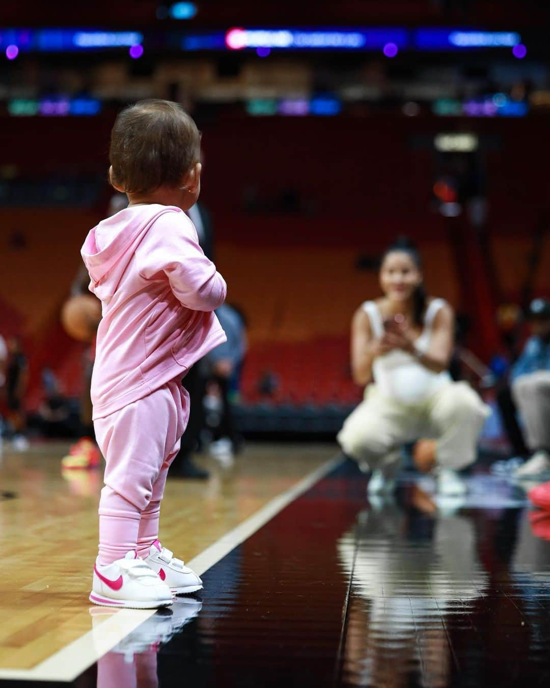 Katya Elise Henryさんのインスタグラム写真 - (Katya Elise HenryInstagram)「Dada’s first preseason game 🏀🤍」10月5日 20時52分 - katyaelisehenry