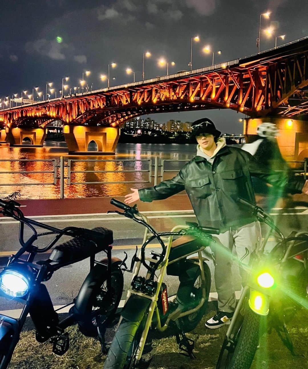 クォン・シヒョンさんのインスタグラム写真 - (クォン・シヒョンInstagram)「자전거 동호회🙌」10月5日 20時55分 - rnjs28