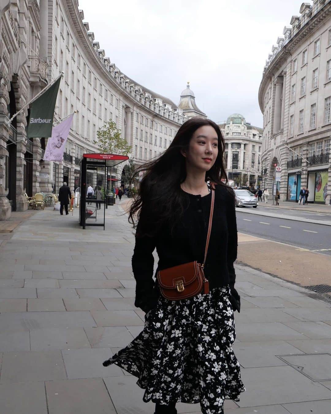 チョン・リョウォンさんのインスタグラム写真 - (チョン・リョウォンInstagram)「strolling around London 🇬🇧💂‍♀️👍🚶‍♀️🍃」10月5日 21時40分 - yoanaloves