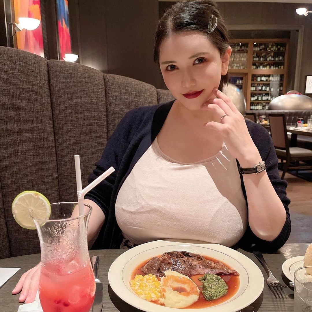 沖田杏梨さんのインスタグラム写真 - (沖田杏梨Instagram)「My loving @official_hitomitanaka made my birthday wish come true with my FAV restaurant @lawrys_akasaka. I LOVE welldone prime rib!!  I was impressed when I met the bioprogramming curling and straight irons I wanted the most. I'm soooo excited!! I can't pull these out from the box for a while lul. @diorbeauty 's hand/body soaps were my request and she gave me more than I expected!!  had some disappointed time for a while but she made my day brite. Her relatable character make ls me calm and no other way except loving Hitomiiiiii xxxxxx   私の愛するHitomiちゃんは私の誕生日の願いを大好きなロウリーズで叶えてくれました。 私はウェルダンのプライムリブが大好きです!  私が今年狙ってた一番欲しかったバイオプログラミングのカーリングとストレートアイロンの箱を見た時本当にびっくり、、！欲しすぎたから高まりました！しばらくの間、箱から出せません笑 diorのハンド(ボディ)ソープは私のリクエストだったのですけどHitomiちゃんは私が予想していた以上のものをくれました!  しばらくの間、健康が芳しく無かったのですが忙しい中Hitomiちゃんが私の一日を輝かせてくれました。 彼女の信頼ある性格に安心するしHitomiちゃんをを愛する以外の方法はありません❤️心からありがとう❤️  #bioprogramming #dior #birthday #birthdaygirl #28thoctober  #リップは前々回のポストでもらったDiorのリップ #凄く良い」10月5日 22時02分 - anri_okita