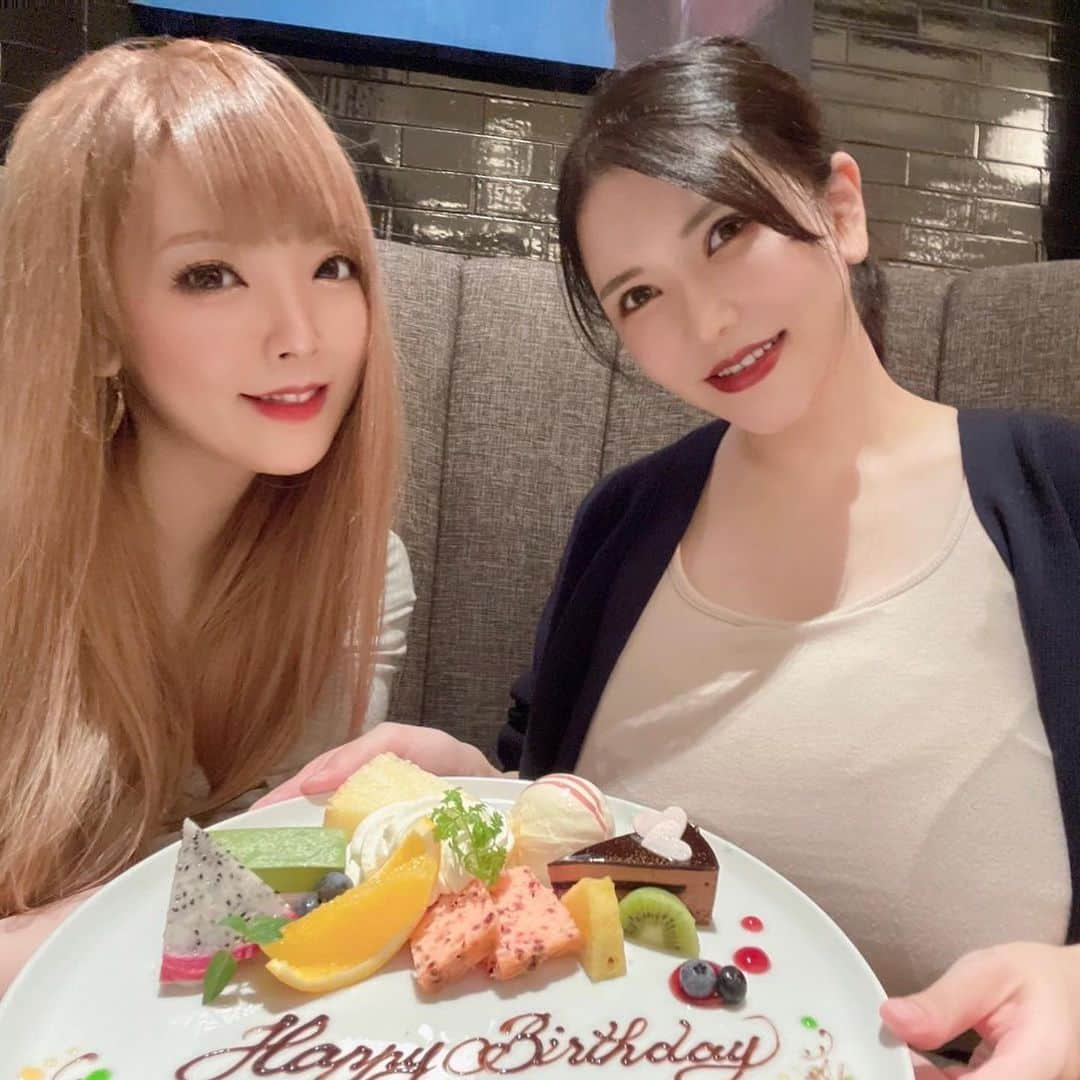 沖田杏梨さんのインスタグラム写真 - (沖田杏梨Instagram)「My loving @official_hitomitanaka made my birthday wish come true with my FAV restaurant @lawrys_akasaka. I LOVE welldone prime rib!!  I was impressed when I met the bioprogramming curling and straight irons I wanted the most. I'm soooo excited!! I can't pull these out from the box for a while lul. @diorbeauty 's hand/body soaps were my request and she gave me more than I expected!!  had some disappointed time for a while but she made my day brite. Her relatable character make ls me calm and no other way except loving Hitomiiiiii xxxxxx   私の愛するHitomiちゃんは私の誕生日の願いを大好きなロウリーズで叶えてくれました。 私はウェルダンのプライムリブが大好きです!  私が今年狙ってた一番欲しかったバイオプログラミングのカーリングとストレートアイロンの箱を見た時本当にびっくり、、！欲しすぎたから高まりました！しばらくの間、箱から出せません笑 diorのハンド(ボディ)ソープは私のリクエストだったのですけどHitomiちゃんは私が予想していた以上のものをくれました!  しばらくの間、健康が芳しく無かったのですが忙しい中Hitomiちゃんが私の一日を輝かせてくれました。 彼女の信頼ある性格に安心するしHitomiちゃんをを愛する以外の方法はありません❤️心からありがとう❤️  #bioprogramming #dior #birthday #birthdaygirl #28thoctober  #リップは前々回のポストでもらったDiorのリップ #凄く良い」10月5日 22時02分 - anri_okita