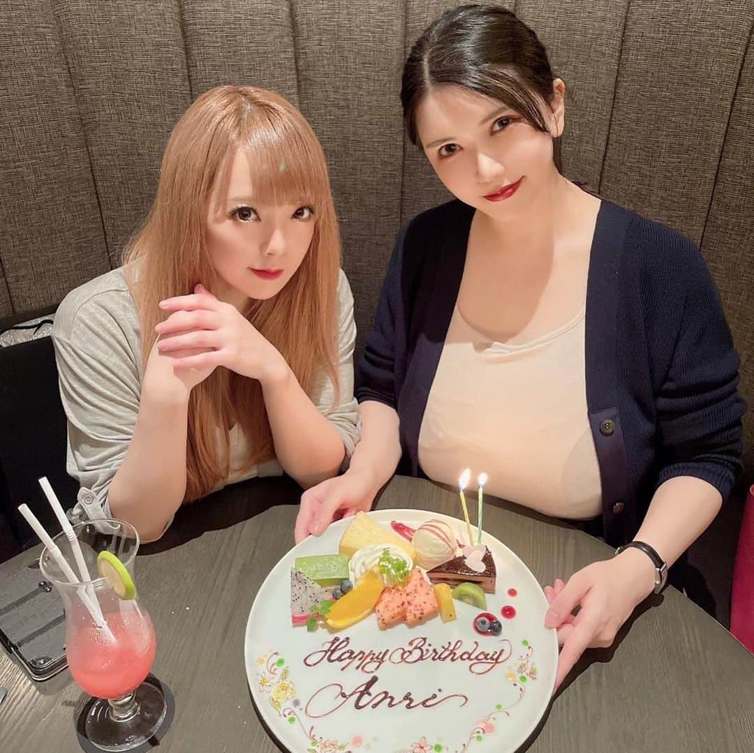 沖田杏梨さんのインスタグラム写真 - (沖田杏梨Instagram)「My loving @official_hitomitanaka made my birthday wish come true with my FAV restaurant @lawrys_akasaka. I LOVE welldone prime rib!!  I was impressed when I met the bioprogramming curling and straight irons I wanted the most. I'm soooo excited!! I can't pull these out from the box for a while lul. @diorbeauty 's hand/body soaps were my request and she gave me more than I expected!!  had some disappointed time for a while but she made my day brite. Her relatable character make ls me calm and no other way except loving Hitomiiiiii xxxxxx   私の愛するHitomiちゃんは私の誕生日の願いを大好きなロウリーズで叶えてくれました。 私はウェルダンのプライムリブが大好きです!  私が今年狙ってた一番欲しかったバイオプログラミングのカーリングとストレートアイロンの箱を見た時本当にびっくり、、！欲しすぎたから高まりました！しばらくの間、箱から出せません笑 diorのハンド(ボディ)ソープは私のリクエストだったのですけどHitomiちゃんは私が予想していた以上のものをくれました!  しばらくの間、健康が芳しく無かったのですが忙しい中Hitomiちゃんが私の一日を輝かせてくれました。 彼女の信頼ある性格に安心するしHitomiちゃんをを愛する以外の方法はありません❤️心からありがとう❤️  #bioprogramming #dior #birthday #birthdaygirl #28thoctober  #リップは前々回のポストでもらったDiorのリップ #凄く良い」10月5日 22時02分 - anri_okita