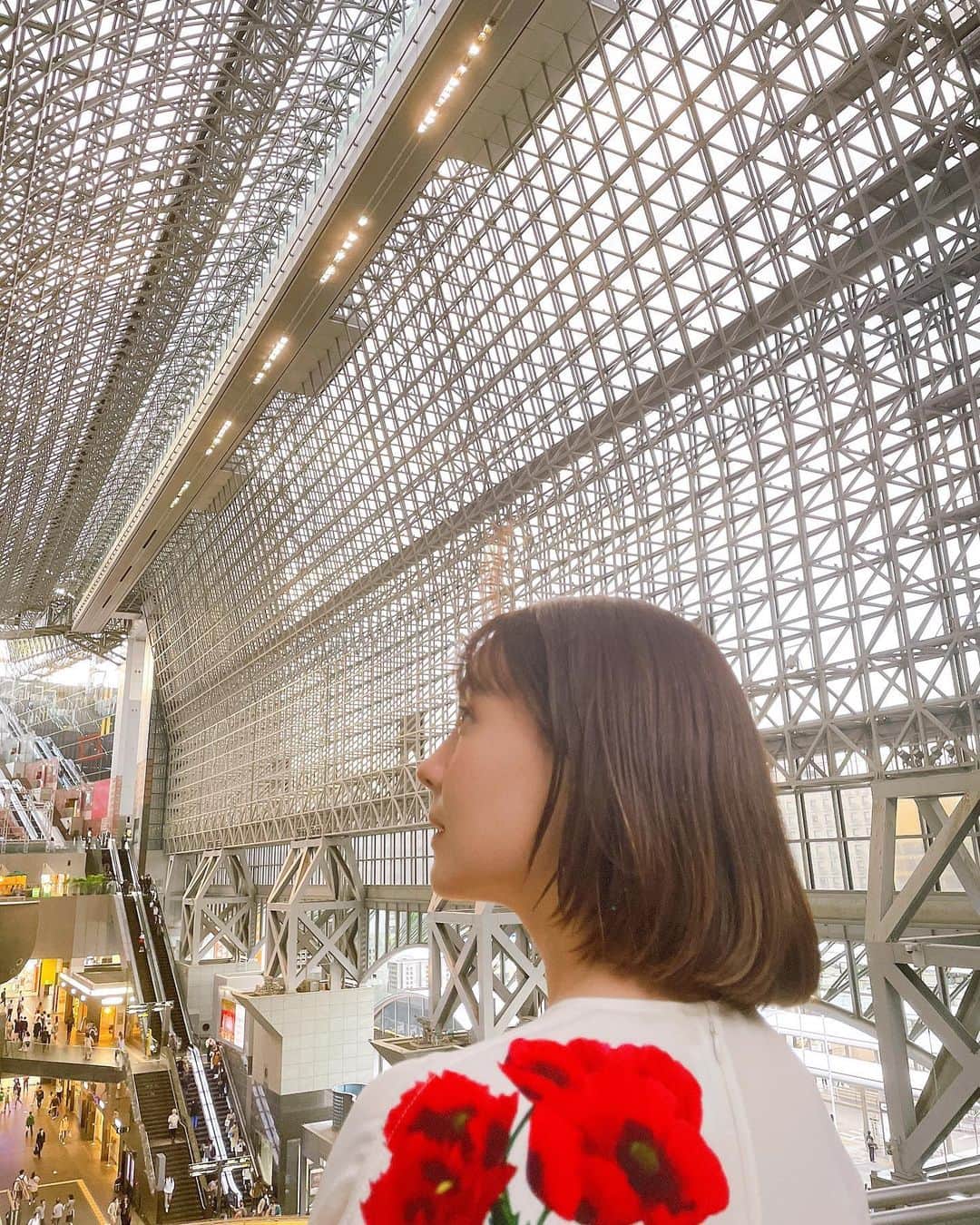 トリンドル玲奈さんのインスタグラム写真 - (トリンドル玲奈Instagram)「京都にて✌︎  因みに行き帰りはシンプルな格好に 小さなバッグ🤍  生八ツ橋が大好きなのでお土産に買いました😋」10月5日 22時18分 - toritori0123