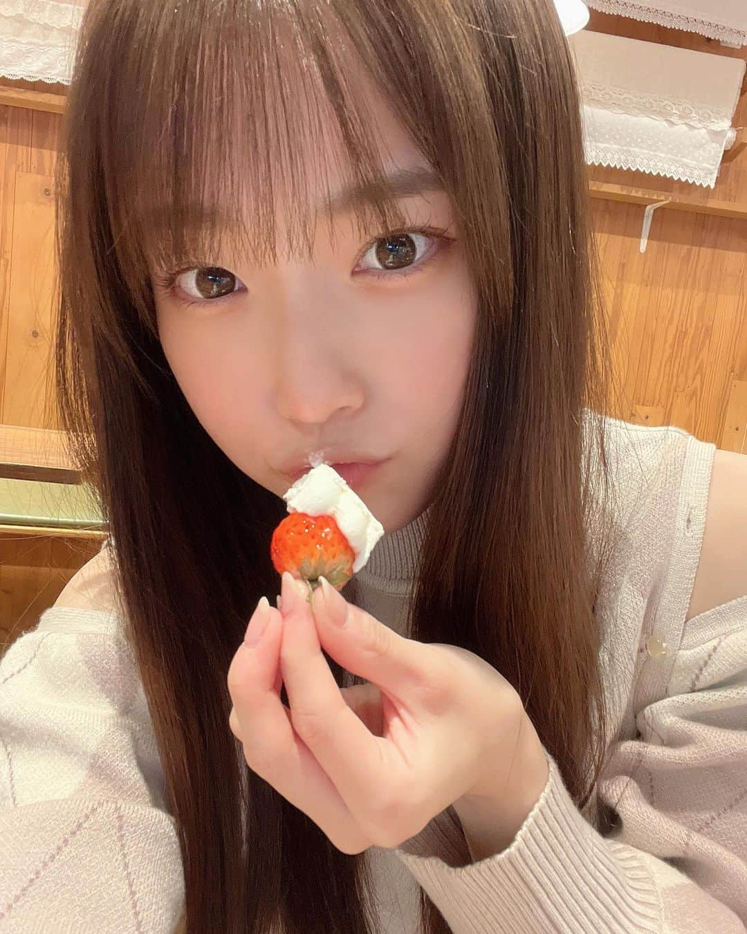 岸みゆさんのインスタグラム写真 - (岸みゆInstagram)「生クリームついちゃった🍓」10月5日 22時24分 - miyu_kishi0213