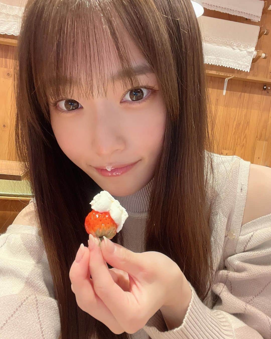 岸みゆさんのインスタグラム写真 - (岸みゆInstagram)「生クリームついちゃった🍓」10月5日 22時24分 - miyu_kishi0213