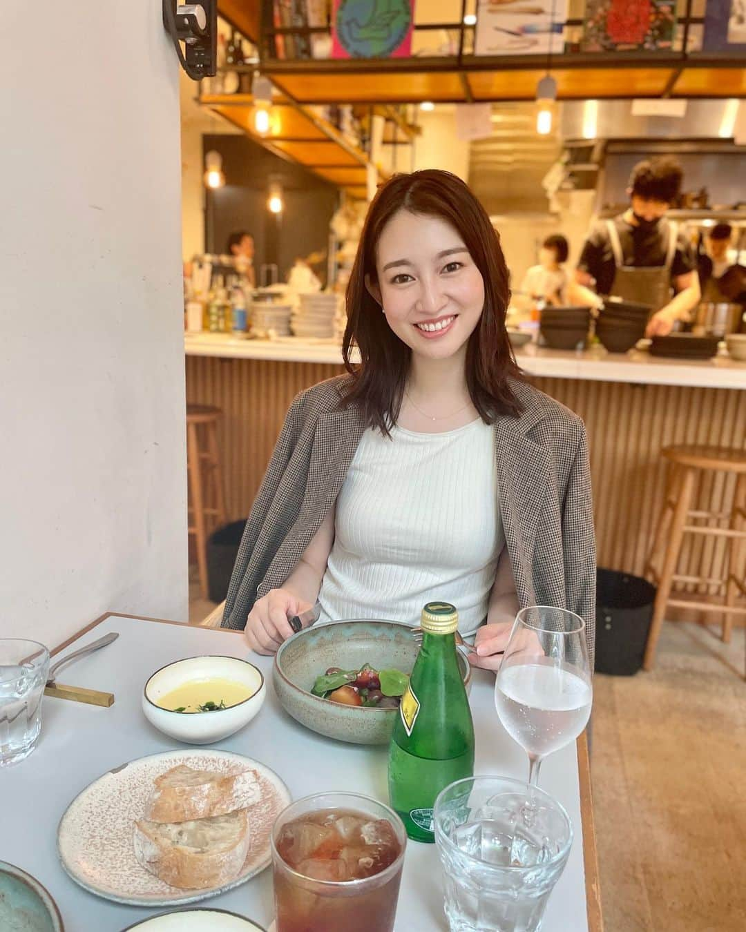 下田奈奈さんのインスタグラム写真 - (下田奈奈Instagram)「* 先日いなりが連れて行ってくれたオシャランチ🍴🌿 ⁡ ミシュランのビブグルマンを獲得の @neki_tokyo ⭐️ ⁡ オシャレな内装にオシャレな食器🫶🏻 食材も面白い組み合わせのものが多くて ワクワクしながら美味しくいただきました🤤 ⁡ デートで美味しいもの食べるのも最高だけど 休日の女子会で食べる美味しいものって 何でこんなに贅沢感があって幸せなの…？✨ ⁡ 平日頑張った自分達へのご褒美感があって至福の時間🕊 ⁡ ⁡ ⁡ 📍 Neki（茅場町/ビストロ・フレンチ） 東京都中央区日本橋兜町8-1 1F 03-6231-1988 ⁡ ⁡ ⁡ #女子会ランチ #日本橋ランチ #茅場町ランチ #neki #ネキ #ビストロフレンチ #カジュアルフレンチ #カジュアルフレンチレストラン #olの休日 #アラサー女子会 #ご褒美ランチ」10月5日 22時40分 - shimodanana