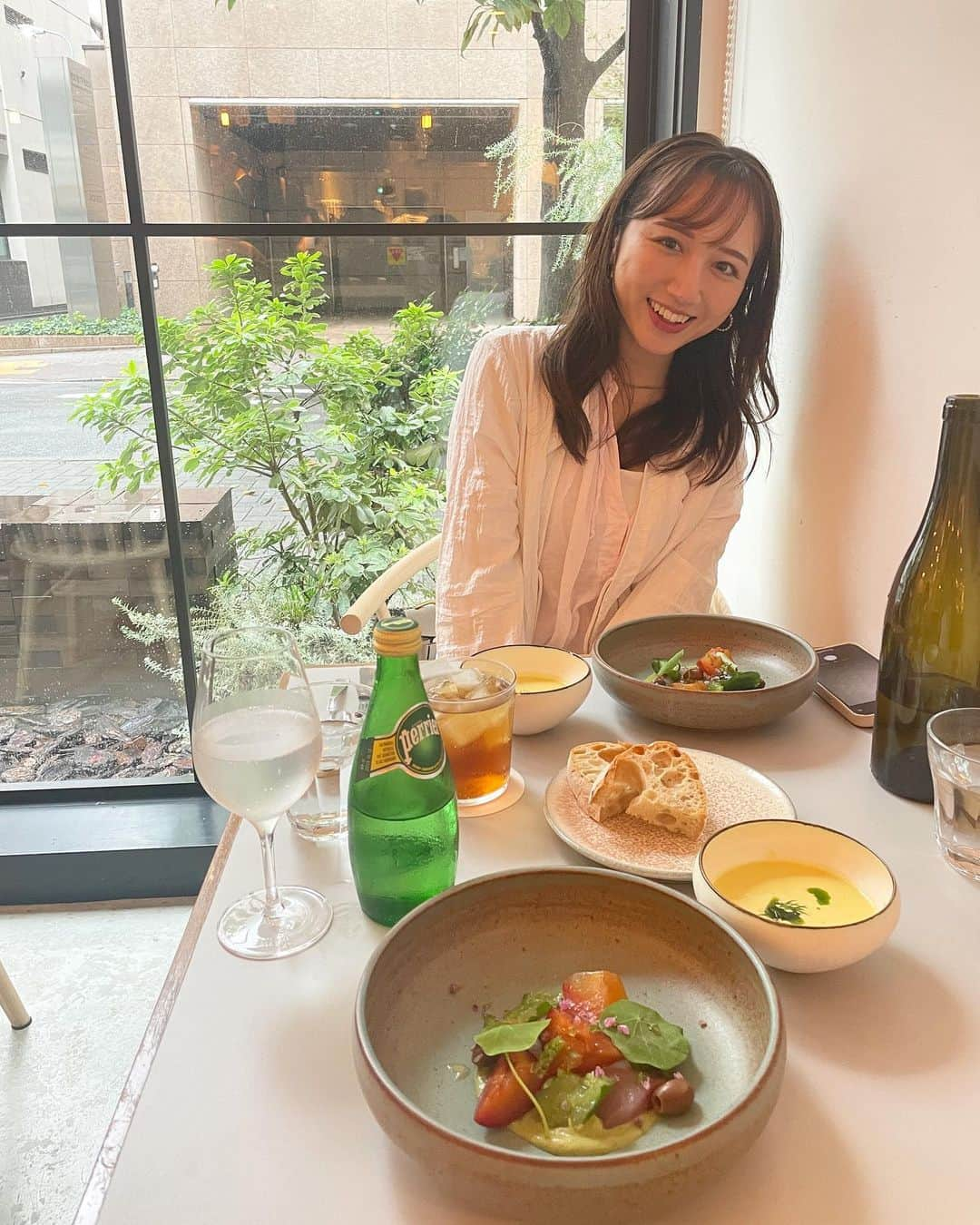 下田奈奈さんのインスタグラム写真 - (下田奈奈Instagram)「* 先日いなりが連れて行ってくれたオシャランチ🍴🌿 ⁡ ミシュランのビブグルマンを獲得の @neki_tokyo ⭐️ ⁡ オシャレな内装にオシャレな食器🫶🏻 食材も面白い組み合わせのものが多くて ワクワクしながら美味しくいただきました🤤 ⁡ デートで美味しいもの食べるのも最高だけど 休日の女子会で食べる美味しいものって 何でこんなに贅沢感があって幸せなの…？✨ ⁡ 平日頑張った自分達へのご褒美感があって至福の時間🕊 ⁡ ⁡ ⁡ 📍 Neki（茅場町/ビストロ・フレンチ） 東京都中央区日本橋兜町8-1 1F 03-6231-1988 ⁡ ⁡ ⁡ #女子会ランチ #日本橋ランチ #茅場町ランチ #neki #ネキ #ビストロフレンチ #カジュアルフレンチ #カジュアルフレンチレストラン #olの休日 #アラサー女子会 #ご褒美ランチ」10月5日 22時40分 - shimodanana