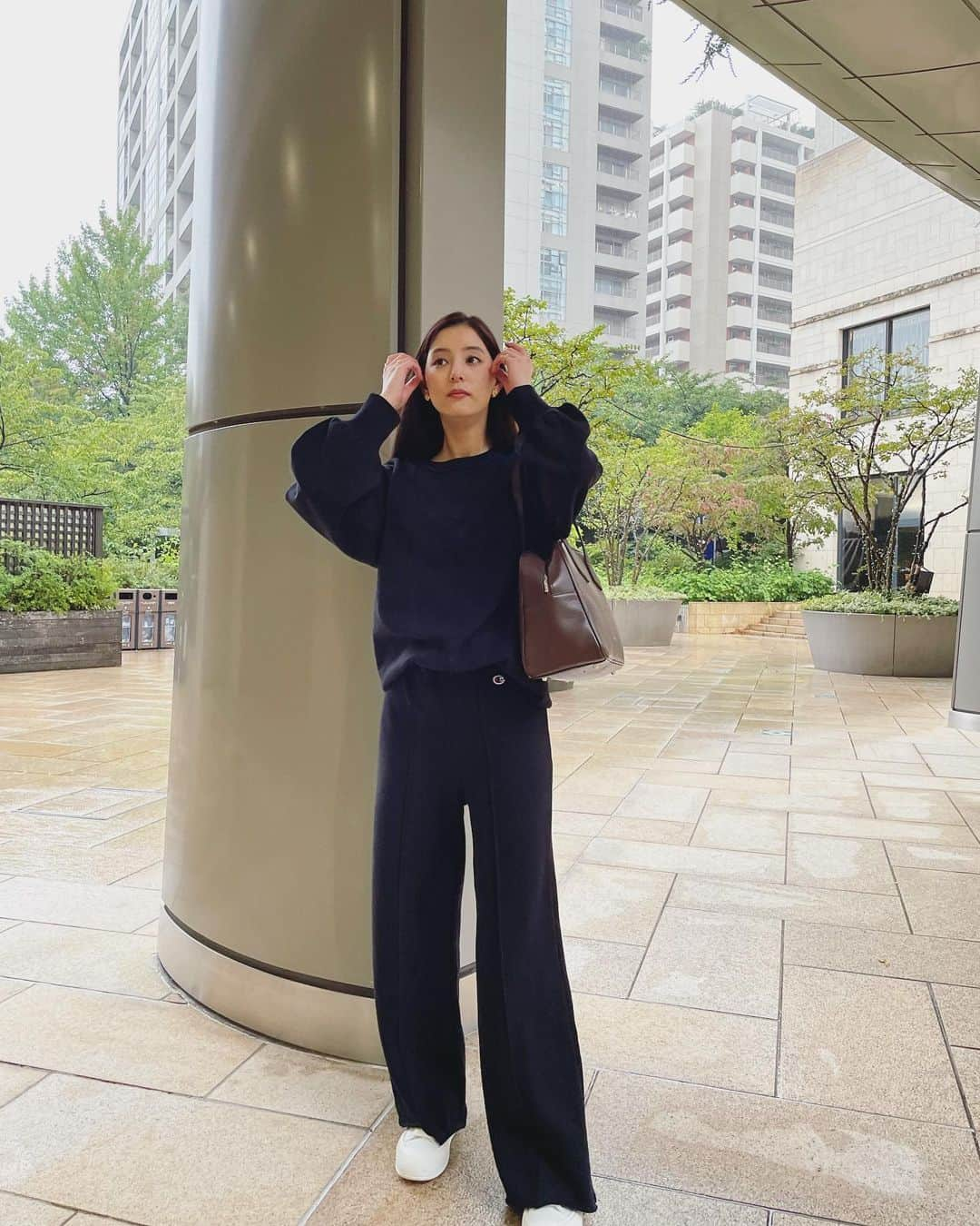 新木優子さんのインスタグラム写真 - (新木優子Instagram)「私服 可愛すぎるコラボとお気に入りバック☺️  setup : @champion_japan × @amerivintage  shoes : @alexandermcqueen  bag : @randeboo_official  earring : @knowhowjewelry」10月5日 23時51分 - yuuuuukko_