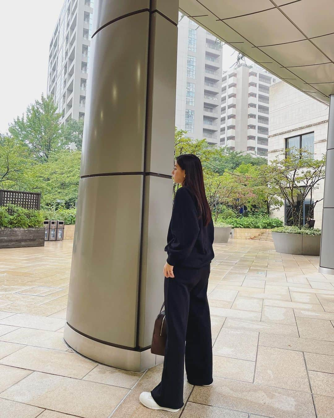 新木優子さんのインスタグラム写真 - (新木優子Instagram)「私服 可愛すぎるコラボとお気に入りバック☺️  setup : @champion_japan × @amerivintage  shoes : @alexandermcqueen  bag : @randeboo_official  earring : @knowhowjewelry」10月5日 23時51分 - yuuuuukko_