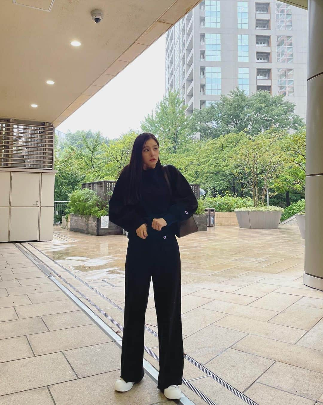 新木優子さんのインスタグラム写真 - (新木優子Instagram)「私服 可愛すぎるコラボとお気に入りバック☺️  setup : @champion_japan × @amerivintage  shoes : @alexandermcqueen  bag : @randeboo_official  earring : @knowhowjewelry」10月5日 23時51分 - yuuuuukko_