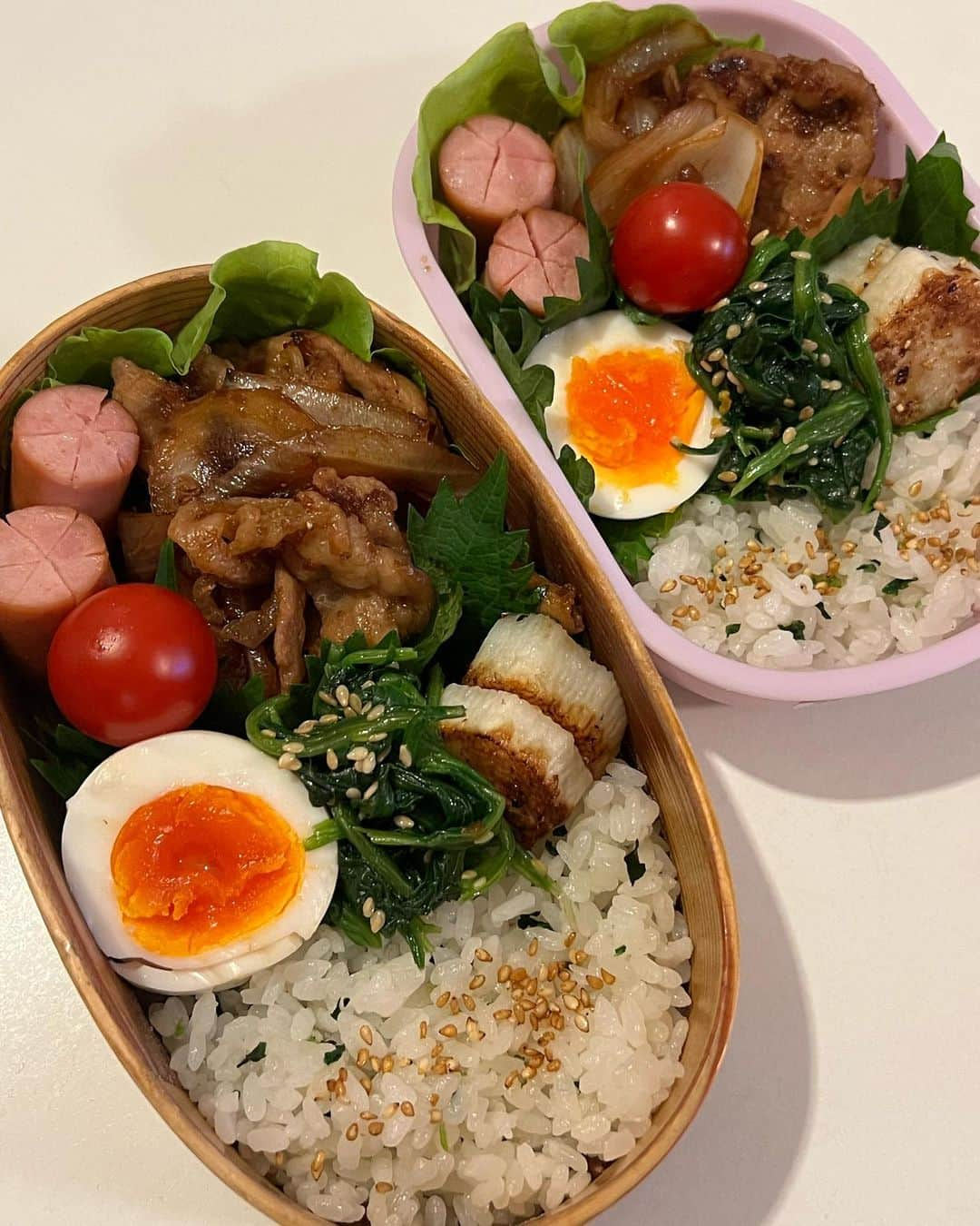 甘糟記子さんのインスタグラム写真 - (甘糟記子Instagram)「昨日のお弁当(o^^o)  生姜焼き、茹で卵、ほうれん草ナムル、トマト、ウィンナー、山芋ソテーです(≧∀≦)  2枚目は今回豊洲で買った筋子さん(//∇//)  スーパーでも見かけますが、筋子は時間が経つと黒みがかってくるので、裏の筋のあたりをチェックするといいですね(o^^o) 豊洲でも、空輸か陸路かで値段が変わるほど。 今のところ空輸でキロ11000円前後で、陸路なら9500円前後かな〜？  豊洲で買うならどっちでも美味しいから、私は安い方いきますけどね（笑）  何年か前はキロ6000円くらいだったから、筋子もどんどん値上がりしていて、、、 年末が恐ろしい（笑）  とは言ってもせっかくなので旬のうちは、いくらを満喫したいと思います╰(*´︶`*)╯♡  #甘糟ご飯#いくら#筋子#弁当#曲げわっぱ#わっぱ弁当 #豊洲市場」10月6日 6時05分 - norihey924