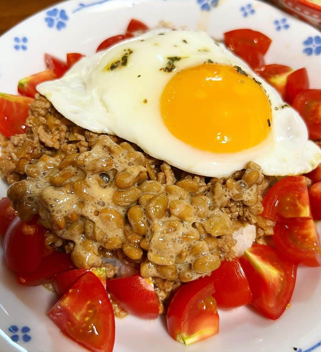 西山茉希さんのインスタグラム写真 - (西山茉希Instagram)「『いただきますっ🙏』 『召し上がれ🙏』  『ママ、卵いらない🙄』  え💀。  #子供飯 #トッピング #余計なこと #紙一重  オイスターソース×ケチャップに、 魔法の醤油でタコライス風。 混ぜ込ませたキャベツは否定されずに完食してもらえた。🤫  #即席タコライス #もずくスープ #チーズinポテサラ #納豆 #母さんのパクチーサラダ #西山食堂  ヤクルト生活6年目。 我々のNightルーティーンです。」10月6日 9時32分 - maki.nshiyama50