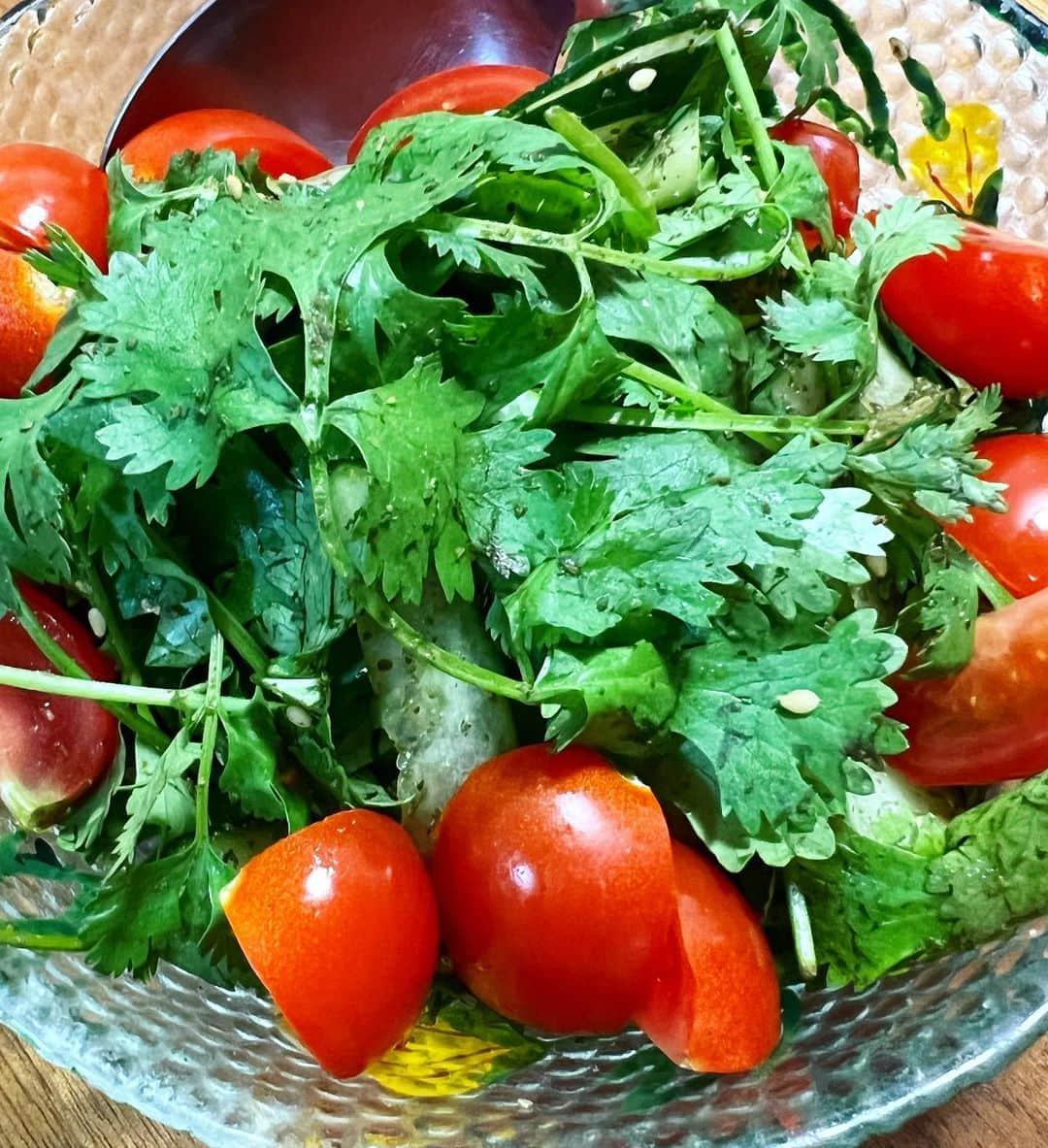 西山茉希さんのインスタグラム写真 - (西山茉希Instagram)「『いただきますっ🙏』 『召し上がれ🙏』  『ママ、卵いらない🙄』  え💀。  #子供飯 #トッピング #余計なこと #紙一重  オイスターソース×ケチャップに、 魔法の醤油でタコライス風。 混ぜ込ませたキャベツは否定されずに完食してもらえた。🤫  #即席タコライス #もずくスープ #チーズinポテサラ #納豆 #母さんのパクチーサラダ #西山食堂  ヤクルト生活6年目。 我々のNightルーティーンです。」10月6日 9時32分 - maki.nshiyama50