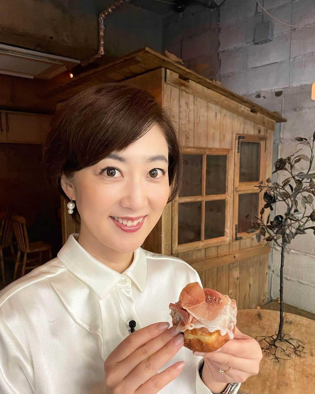 池尻和佳子さんのインスタグラム写真 - (池尻和佳子Instagram)「I'm donut?（アイムドーナツ）福岡の取材に来ています！ 行列が途絶えることなく続いています。常に100人くらい並んでいます。大人気ですね。プロシュート、ピスタチオクリームどれも美味しかったです😍 @i.m.donut   明日の「タダイマ！」で詳しくお伝えします‼︎  #imdonut#fukuoka#アイムドーナツ#福岡店 #10月1日#オープン#渋谷#中目黒#天神#rkb #プロシュート#ピスタチオクリーム#看板商品 #きび砂糖#優しい甘さ#ペロリと#食べられます #時間に余裕を持って#お出かけください #アナウンサー#池尻和佳子#金曜日#タダイマ #今までにない#ドーナツ」10月6日 13時35分 - wakako_ikejiri_rkb