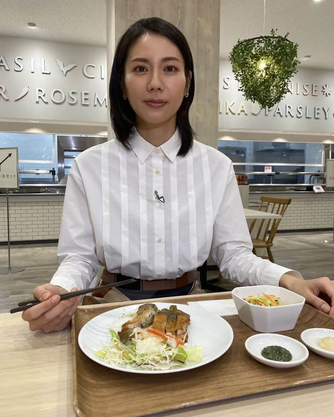 テレビ東京「ガイアの夜明け」さんのインスタグラム写真 - (テレビ東京「ガイアの夜明け」Instagram)「【ガイアの夜明け】  10月7日（金）　夜10時『”買わない客”こそ狙う！～スパイスと”ポテチ”企業～』  誰もが知る企業にもある弱点… それは、”振り向いてくれない”客がいること。  インパクトのあるCMを打ち出してきた「湖池屋」。 若い女性の”スナック離れ”を食い止める秘策は？  チューブ調味料を進化させ、 ターゲット拡大を狙う「エスビー食品」。  ５年もの間、開発に取り組んでいるものとは？  ≪ロケ≫ シャツ#theoryluxe スカート#DAKS #TAKEUP ≪取材≫ #湖池屋 #エスビー食品」10月6日 16時54分 - gaia_no_yoake