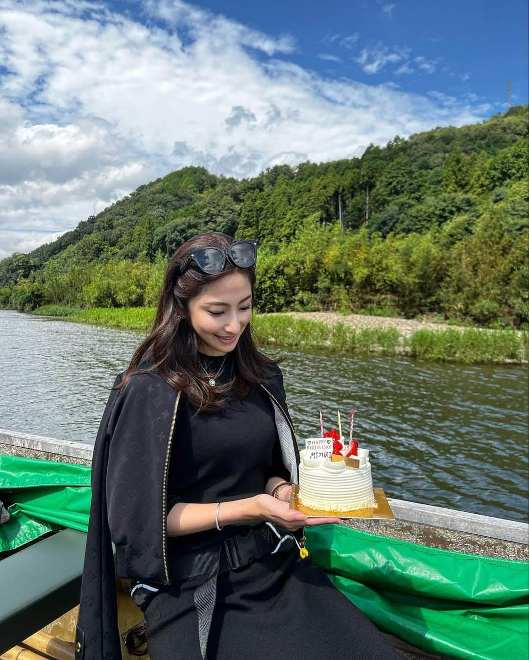 雨宮みずきさんのインスタグラム写真 - (雨宮みずきInstagram)「． #保津川下り 🚣 in京都  まさかのサプライズケーキ🥹🎂 びっくりすぎた！！ しかも貸し切り！！ みんなありがとう🥲💞💞  ケーキは🚣‍♀️の上で食べましたん🐷💓  2時間あっという間😳❣️ 台風の後じゃなければ もっと水が透き通っていたみたい！ 秋や春の時期にまた行きたいな😆🌸🍁🍡  #幸せな時間をありがとう #京都観光 #嵐山 #保津川 #京都旅行 #サプライズケーキ #誕生日サプライズ」10月6日 17時09分 - ammymzk0926