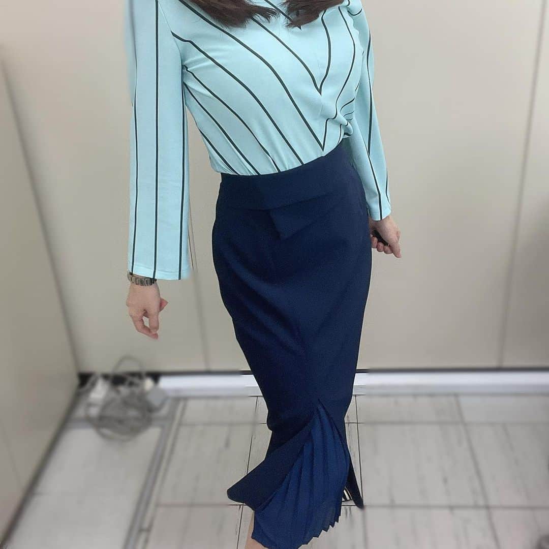 吉井明子さんのインスタグラム写真 - (吉井明子Instagram)「☂️❄️🏔  日中、関東周辺は冷たい雨…秋を通り越して冬の入り口のような鉛色の空。風邪ひかないように気をつけてくださいね✨  写真は水曜日の放送のものです。チョコミントカラーのブラウスに紺のスカート。スカートはシンプルに見えて裾がかわいいデザインでした。さらりと毛先ワンカールのストレートヘアで😌  今夜も、BS1・BS4Kにて、午後11時40分〜午前0時「BSニュース4K＋ふるさと」ぜひご覧ください。  #あすに一番近い気象情報 #気象予報士 #気象キャスター #weatherforecaster #기상캐스터　#氣象主播 #吉井明子 #nhk #bs4k #bs1 #bsニュース4kプラスふるさと #smile #微笑 #미소　#senyum」10月6日 17時54分 - akiko_yoshii_sunny_rain