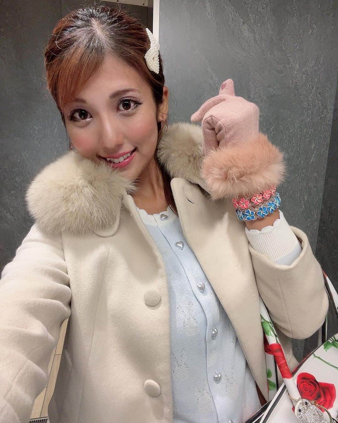 神谷麻美さんのインスタグラム写真 - (神谷麻美Instagram)「#寒 ぅぅぅ💖💗❄️⛄️❄️💗💖✨  指に #ハート 💗💖👸🪐💖💗✨ ボタンに #ハート と #うさちゃん 💗💖🐰💖💗✨」10月6日 17時59分 - asamice428