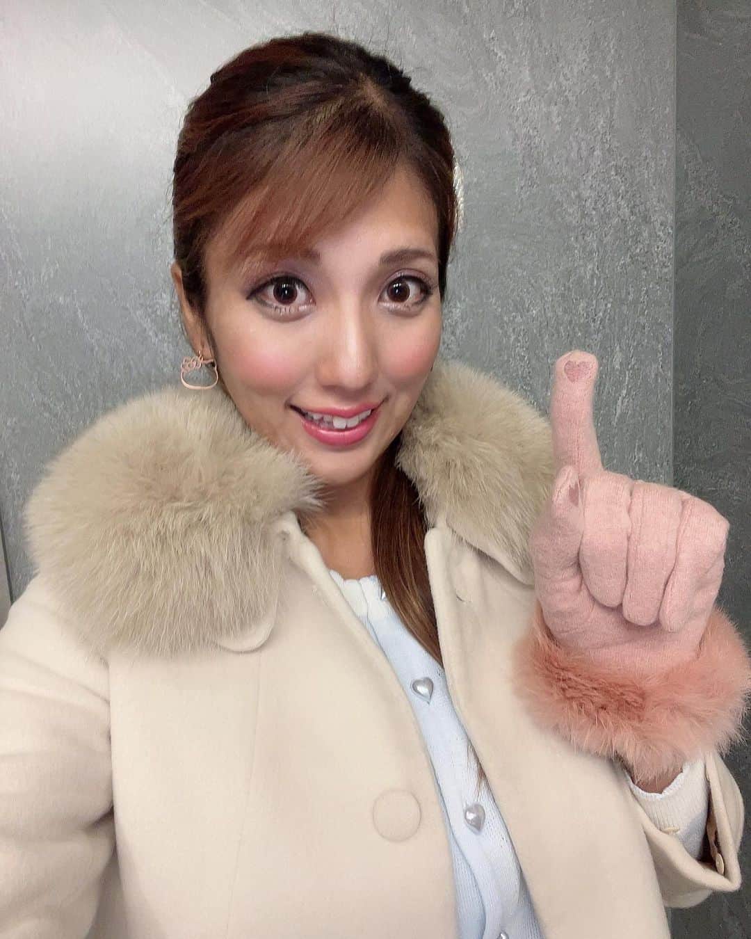 神谷麻美さんのインスタグラム写真 - (神谷麻美Instagram)「#寒 ぅぅぅ💖💗❄️⛄️❄️💗💖✨  指に #ハート 💗💖👸🪐💖💗✨ ボタンに #ハート と #うさちゃん 💗💖🐰💖💗✨」10月6日 17時59分 - asamice428