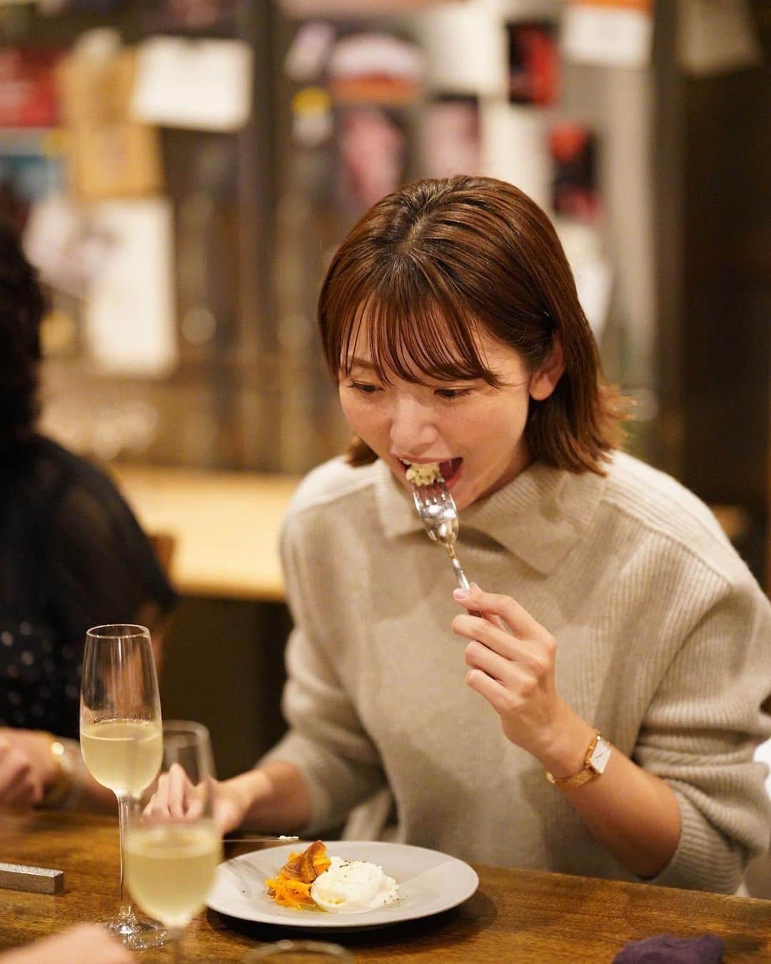 的場絢香さんのインスタグラム写真 - (的場絢香Instagram)「🥂 ⁡ 金沢の人気レストラン3店舗を巡る 〝Kanazawa Dinner Fes〟へ。 ⁡ 前　菜 : @jibunchi_kanazawa  メイン : @osteria_kanazawa  デザート : @fildor_kanazawa  お店を移動してコース料理を楽しむという 新しい形のディナー🍽✧ どのお料理もおいしくて笑みがこぼれるわたし☺︎ ペアリングのドリンクもすすみました🍷 まだもう少しいたい…と思いながら アテンドの方に案内されて次の店舗へ。 旅してるような気分でディナーをいただけて 楽しい夜でした~♡♡♡ ⁡ どのお店も大ファンなので 1度に3店舗を巡れて贅沢でした💭 ⁡ photo by @oic_kanazawa  (oicさんご夫妻ありがとうございました！) special thanks @yuma.hori  (カンパーニュのイケメンソムリエ！) ⁡ 金沢の人気店！チェックです✩ ⁡ _ _ _ #マトバの石川グルメ #金沢 #金沢ディナー #金沢グルメ」10月6日 18時48分 - ayaka_matoba