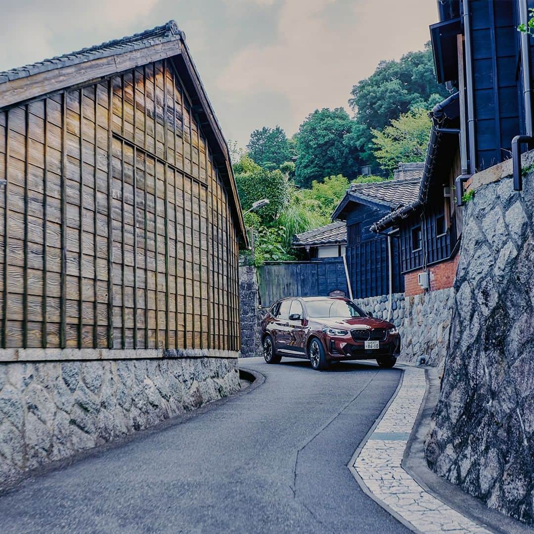 BMW Japanさんのインスタグラム写真 - (BMW JapanInstagram)「BMW iX3でめぐる、暮らしに寄り添う、常滑焼と建築の可能性を考える旅。  国際芸術祭「あいち2022」連携企画事業として、ETH Zurich、スイス大使館スイスと日本の協働プロジェクトである、インスタレーション「Kizuki-au 築き合う－Collaborative Constructions」。  展示場所ともなった常滑の地で、常滑焼伝統工芸士のひとり、清水源二先生の工房を見学した東京大学准教授・小渕准教授が感じたこととは。  詳細は @bmwjapan アカウントトップのURLからチェック。  国際芸術祭「あいち2022」を記念し、プレゼントキャンペーン実施中。  常滑やきもの散歩道に展示されている「Kizuki-au 築き合う－Collaborative Constructions」と一緒に撮影、「#あいち2022xBMW」をつけてSNSに投稿しよう。  投稿いただいた方の中から抽選で、BMWオリジナルグッズ「輪島塗コーヒーペアカップ」「SIWAトラベル」を合計6名様にプレゼント。  キャンペーンの応募締め切りは10月10日（月）まで。ぜひ3連休に、国際芸術祭「あいち2022」をお愉しみください。  #JOYMOVESME #BMW #BMWJapan #駆けぬける歓び #BMWiX3 #電気自動車 #あいち2022 #art #国際芸術祭 #国際芸術祭あいち2022 #小渕祐介 #清水源二 #常滑焼 #伝統工芸」10月6日 19時00分 - bmwjapan