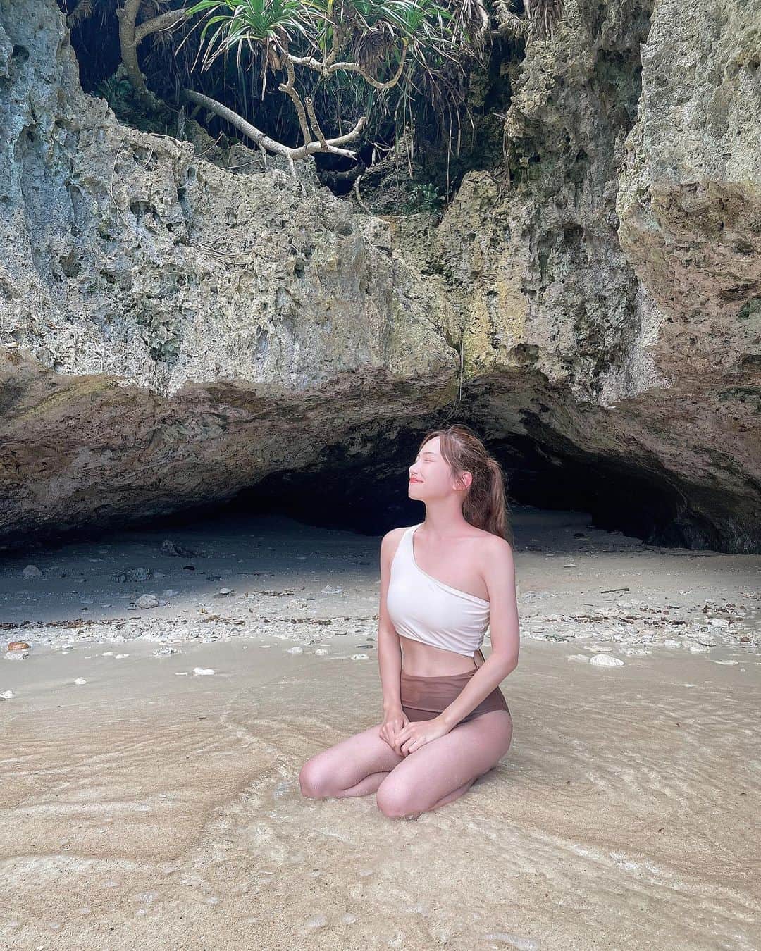 相楽優佳さんのインスタグラム写真 - (相楽優佳Instagram)「🏝𝘚𝘶𝘮𝘮𝘦𝘳 𝘷𝘢𝘤𝘢𝘵𝘪𝘰𝘯 . 夏休みを頂いて親友と沖縄に行ってきました🤍 宮古島→本島のコースで5日間の旅✈︎ ⁡ シュノーケリング、パラセーリング、 青の洞窟、グラスカヌー、ガラス工房etc 色々と体験できてリフレッシュできました𓆉‎ ⁡ 他の写真たちは @offsagara に載せます！ 切り替えてまた仕事がんばろ🫥🤍 _____ #沖縄 #沖縄旅行 #沖縄観光 #宮古島 #那覇 #水着 #ワンショルダービキニ #映えスポット #17end #沖縄ホテル #沖縄ビーチ #水納島 #瀬底島 #アンチ浜 #シュノーケル #パラセーリング #アクティビティ #青の洞窟 #イラフSUI #ラグジュアリーホテル #伊良部 #沖縄グルメ #ガラス工房 #グラスカヌー #shein購入品 #沖縄そば #伊良部そばかめ」10月6日 19時03分 - yuka_sagara
