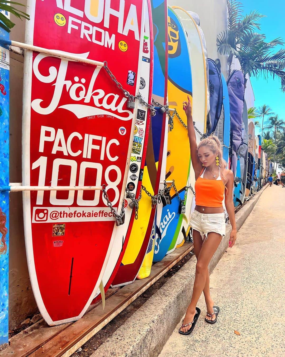 藤木そらさんのインスタグラム写真 - (藤木そらInstagram)「. . This is the best seafood restaurant in Waikiki 💜💙Everything is so delicious that I'm happy🥹💓 Just walking around Waikiki is fun ꒰ ¨̮ ꒱⸝♡ .  ワイキキでシーフードが美味しいお店 @herringbonewaikiki 🥰🥰 . .食べたかったメニューが全然英語伝わらなくて頼めなかったけど、全部美味しすぎました(｡•᎑•｡)♡♬ . .ハワイでも海鮮ばっかり😂💜💙生しか勝たん💚💛 . . .ワイキキの中心インターナショナルマーケットプレイスにあるよ⭐️ . . .シーフード食べたいならここ💜 . . .ワイキキ来たらとりあえずここで映え📸パシャリ😍❤️‍🔥トップス @egoist_official  . . . . . . . . . . . .#ワイキキグルメ #ハワイに恋して #ハワイに行きたい #ハワイ好きな人と繋がりたい #ハワイ旅行 #ハワイレストラン #ハウスツリー #herringbone #internationalmakeupartist #wikiki #ハワイグルメ #waikikieats #surfing #tabijomap_hawaii」10月6日 19時17分 - sorafujiki