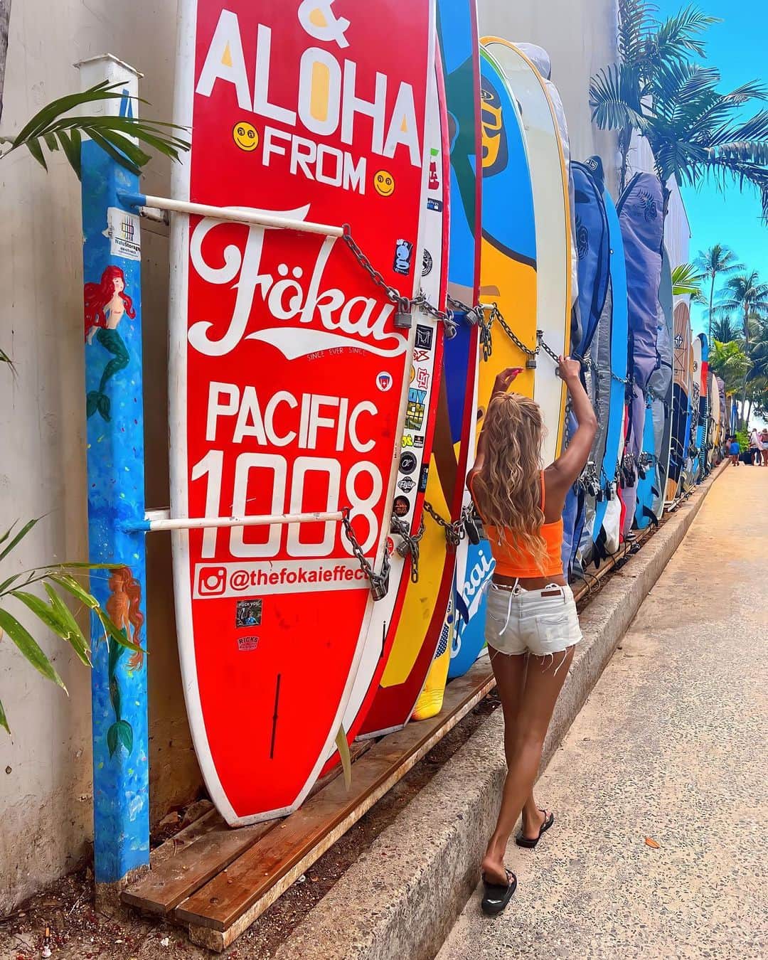 藤木そらさんのインスタグラム写真 - (藤木そらInstagram)「. . This is the best seafood restaurant in Waikiki 💜💙Everything is so delicious that I'm happy🥹💓 Just walking around Waikiki is fun ꒰ ¨̮ ꒱⸝♡ .  ワイキキでシーフードが美味しいお店 @herringbonewaikiki 🥰🥰 . .食べたかったメニューが全然英語伝わらなくて頼めなかったけど、全部美味しすぎました(｡•᎑•｡)♡♬ . .ハワイでも海鮮ばっかり😂💜💙生しか勝たん💚💛 . . .ワイキキの中心インターナショナルマーケットプレイスにあるよ⭐️ . . .シーフード食べたいならここ💜 . . .ワイキキ来たらとりあえずここで映え📸パシャリ😍❤️‍🔥トップス @egoist_official  . . . . . . . . . . . .#ワイキキグルメ #ハワイに恋して #ハワイに行きたい #ハワイ好きな人と繋がりたい #ハワイ旅行 #ハワイレストラン #ハウスツリー #herringbone #internationalmakeupartist #wikiki #ハワイグルメ #waikikieats #surfing #tabijomap_hawaii」10月6日 19時17分 - sorafujiki